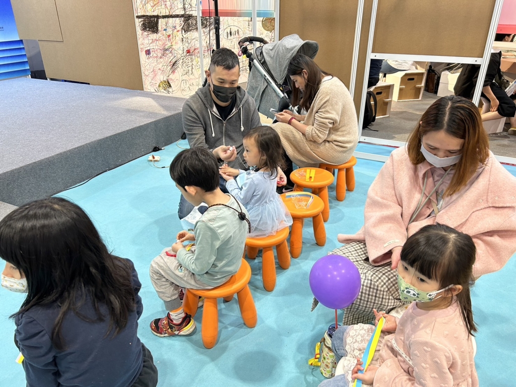 親子一起用輕黏土作出小蝸牛
