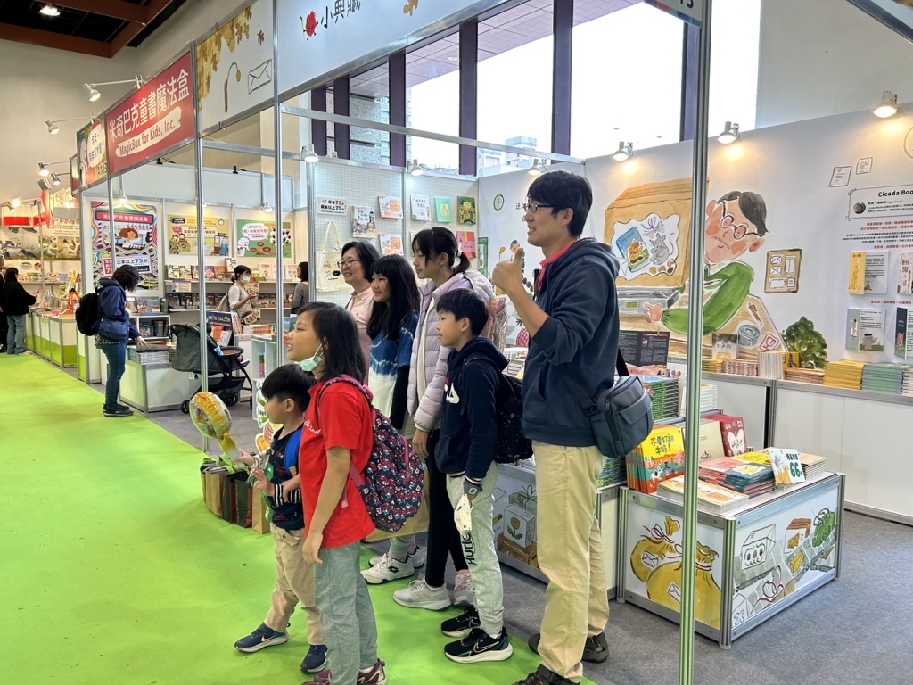 書展期間還有來自新北市三峽的國小老師與閱讀大使小學生們前來參觀並拍照合影紀錄