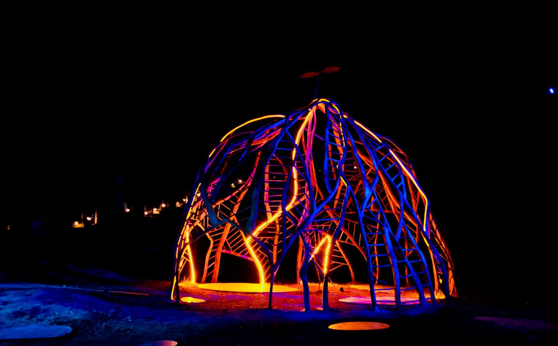 第三屆「惡地伏流」原住民藝術家伊祐噶照Iyo Kacaw參展作品《泛⾈種⼦》，以當地自然落木搭建成一巨大種子作為故事起點，暗示將來的萌芽復甦。（攝影／周泰全，圖／艸非火Fake Fire Atelier提供）