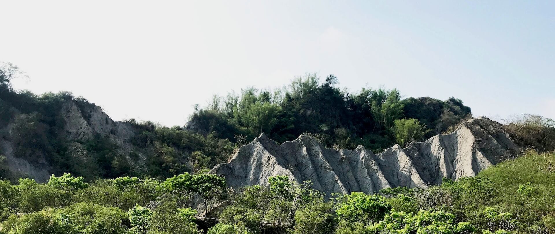 龍崎惡地地形。歷經廢棄物掩埋場風波，「龍崎牛埔惡地地質公園」於2021年被指定為臺南市定自然地景。（圖／艸非火Fake Fire Atelier提供）