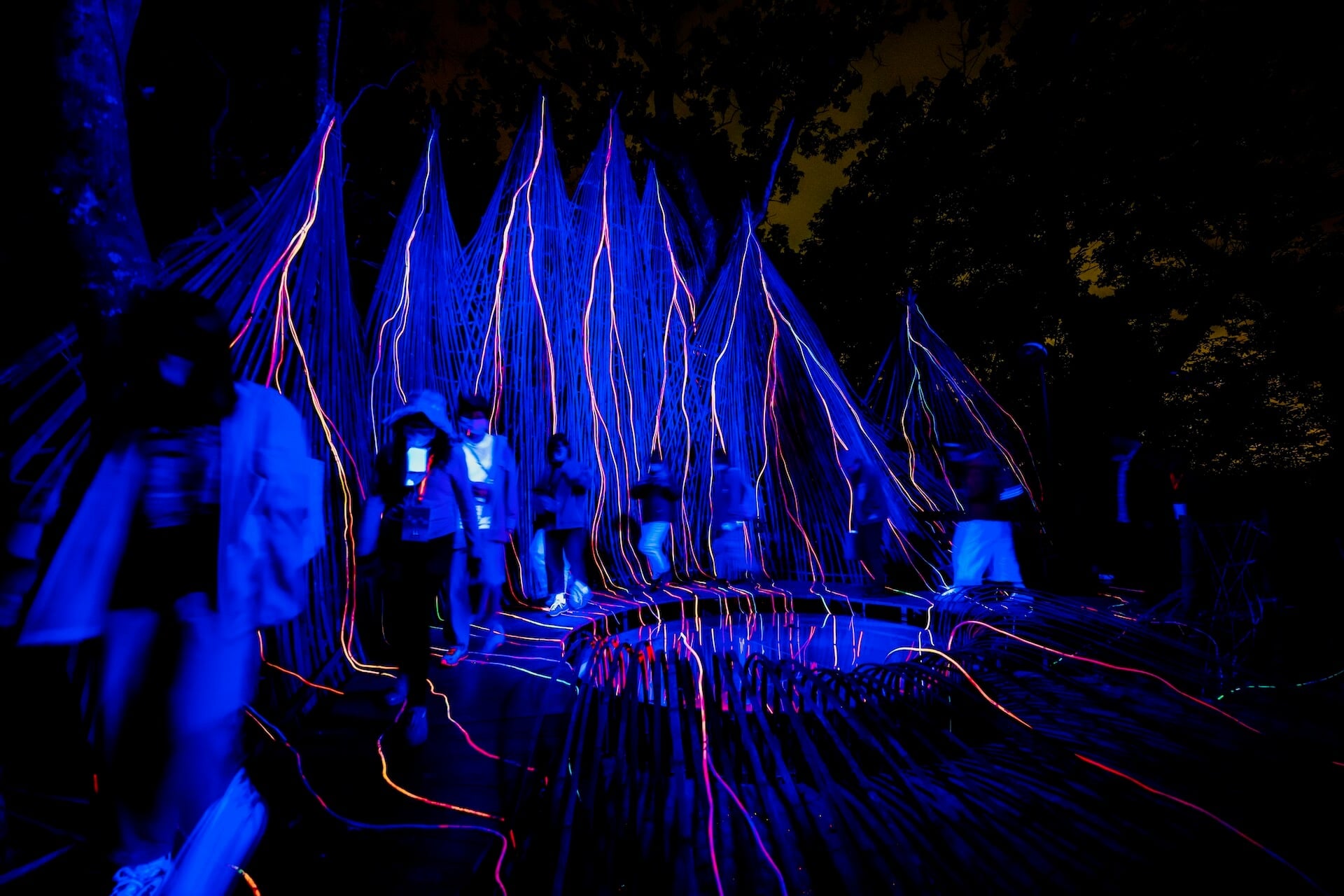 第五屆空山祭參展作品《火山》&nbsp;。辛綺在作品後半部以金屬線材與螢光的交錯使用，引導觀眾走近 《火山》，觀看利用鏡面形塑的無盡深淵，感受火山所蘊含的強大毀滅性與創造性力量。（攝影／周泰全，圖／艸非火Fake Fire Atelier提…
