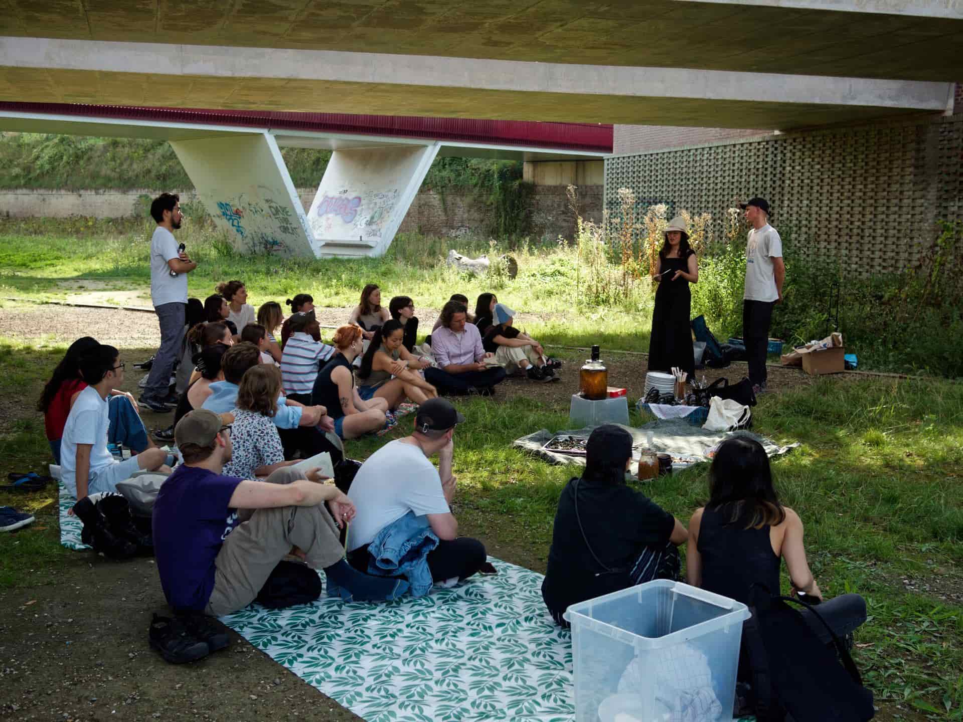 「Picnic」（野餐）這個活動每次會由一位藝術家與一位食物藝術家或廚師合作，將探討與當地食材有關的議題。圖為過去Picnic活動現場。Limestone Books提供
