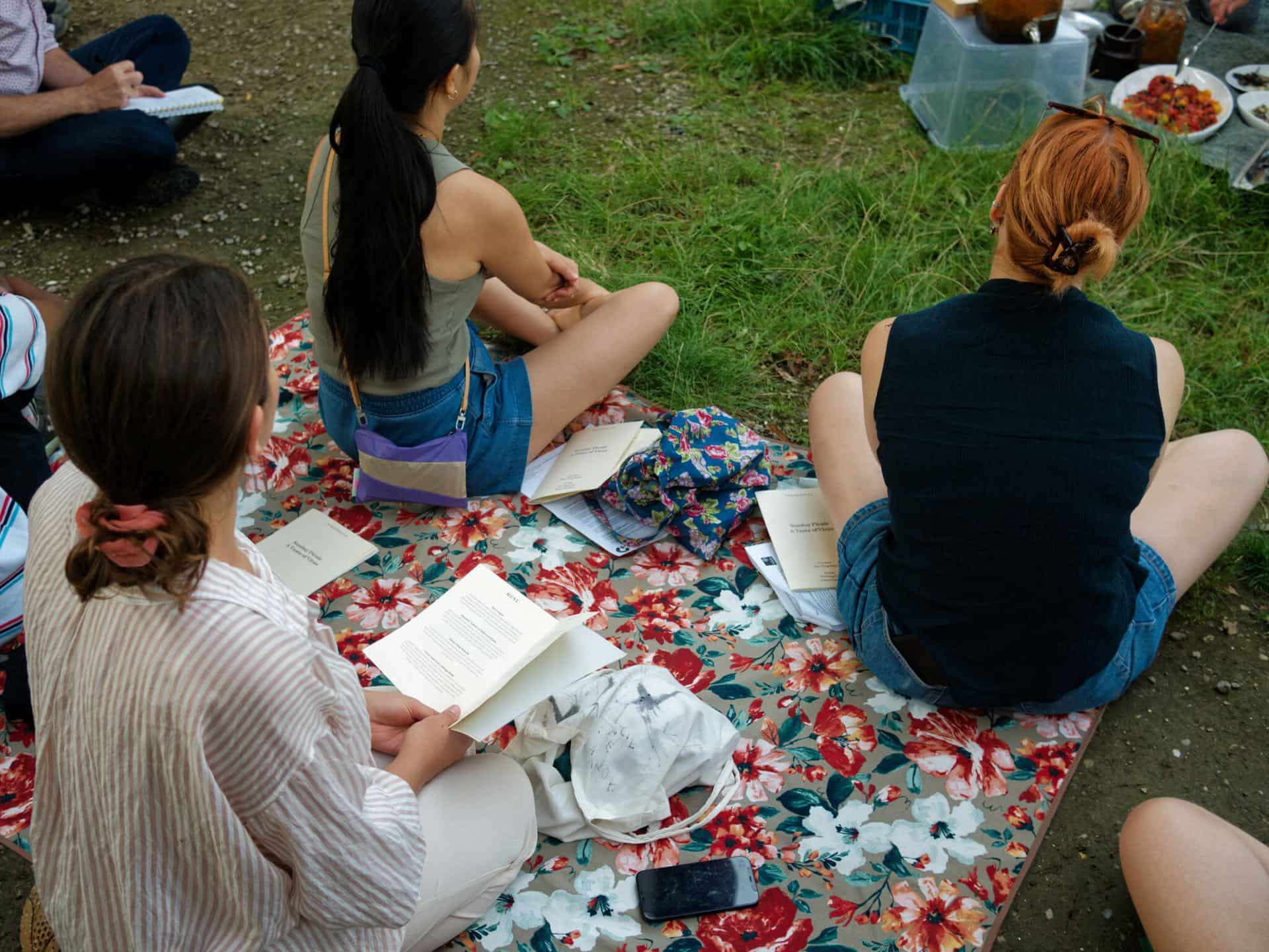 我們今年夏天，和駐荷策展人官妍廷共同規劃，將會邀請臺灣的藝術團體走路草農／藝團來馬城，與一位食物設計師或食物藝術家合作，預計從研究荷蘭與臺灣的作物連結進行創作。圖為過去Picnic活動現場。Limestone Books提供