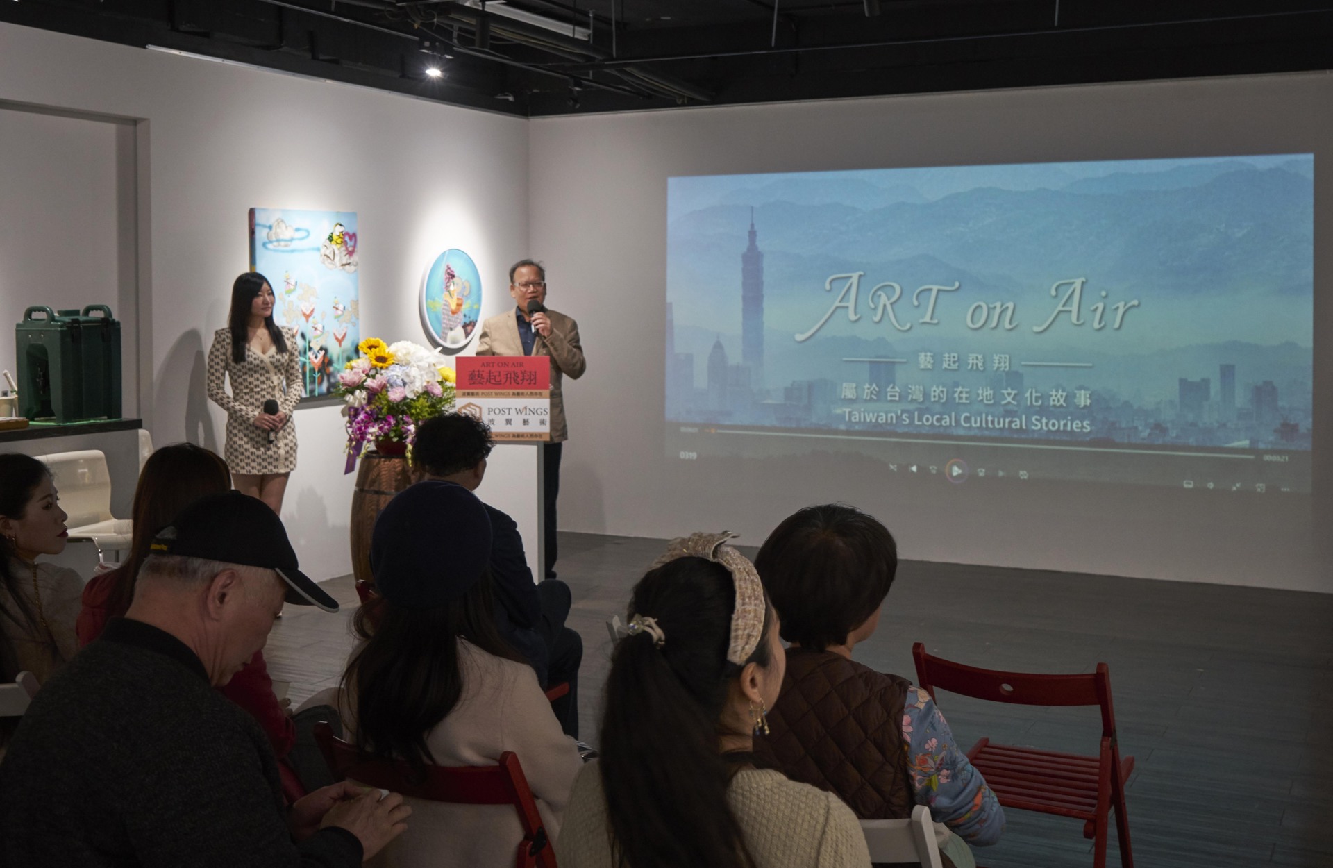 波翼藝術董事長李南山分享製作「Art on Air 藝起飛翔」的源起。（波翼藝術提供）