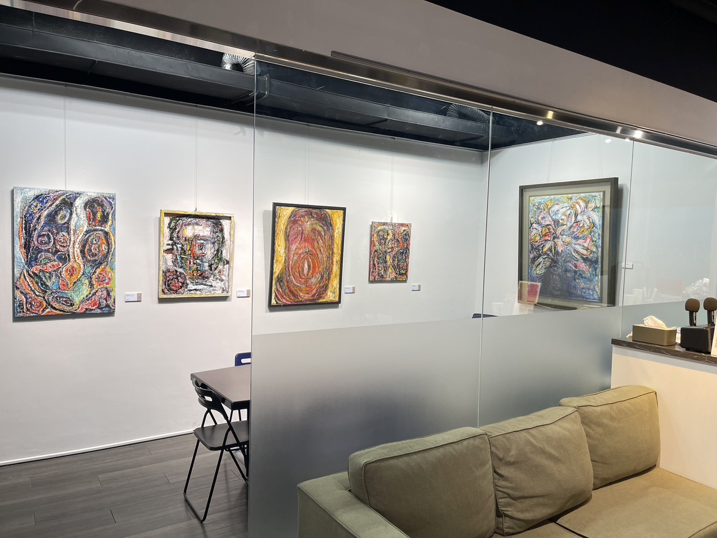 波翼藝術現場展出藝術家李素貞的畫作。（波翼藝術提供）