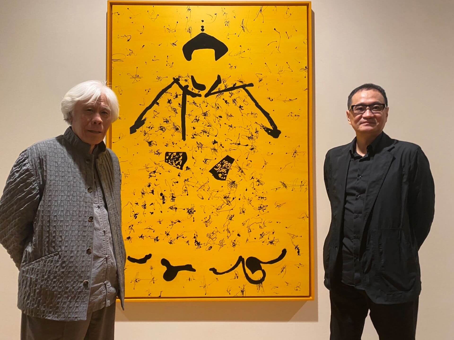 （左）藝術家王懷慶與（右）策展人王嘉驥合影，中間為《中國皇帝5》，2015，油彩畫布、複合媒材，200×135公分，私人收藏。（攝影／朱佑霖）