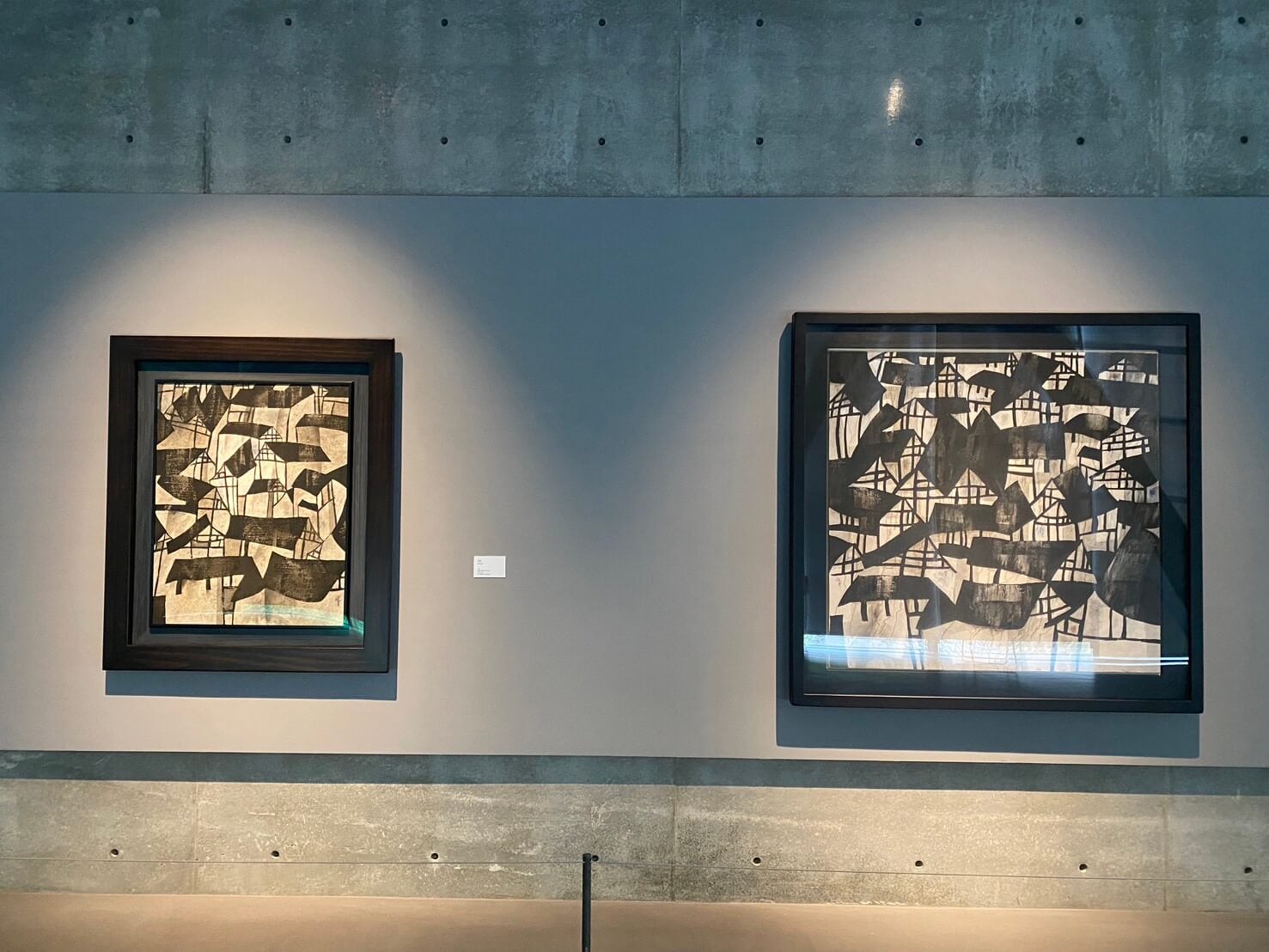 王懷慶作品表現中國江南地區，尤其是徽派黑瓦白牆的建築特色。（左）王懷慶《民居》，1987，油彩畫布，90×71.5公分，私人收藏；（右）王懷慶《千家萬戶》，1986，油彩畫布，118×118公分，私人收藏。（攝影／朱佑霖）