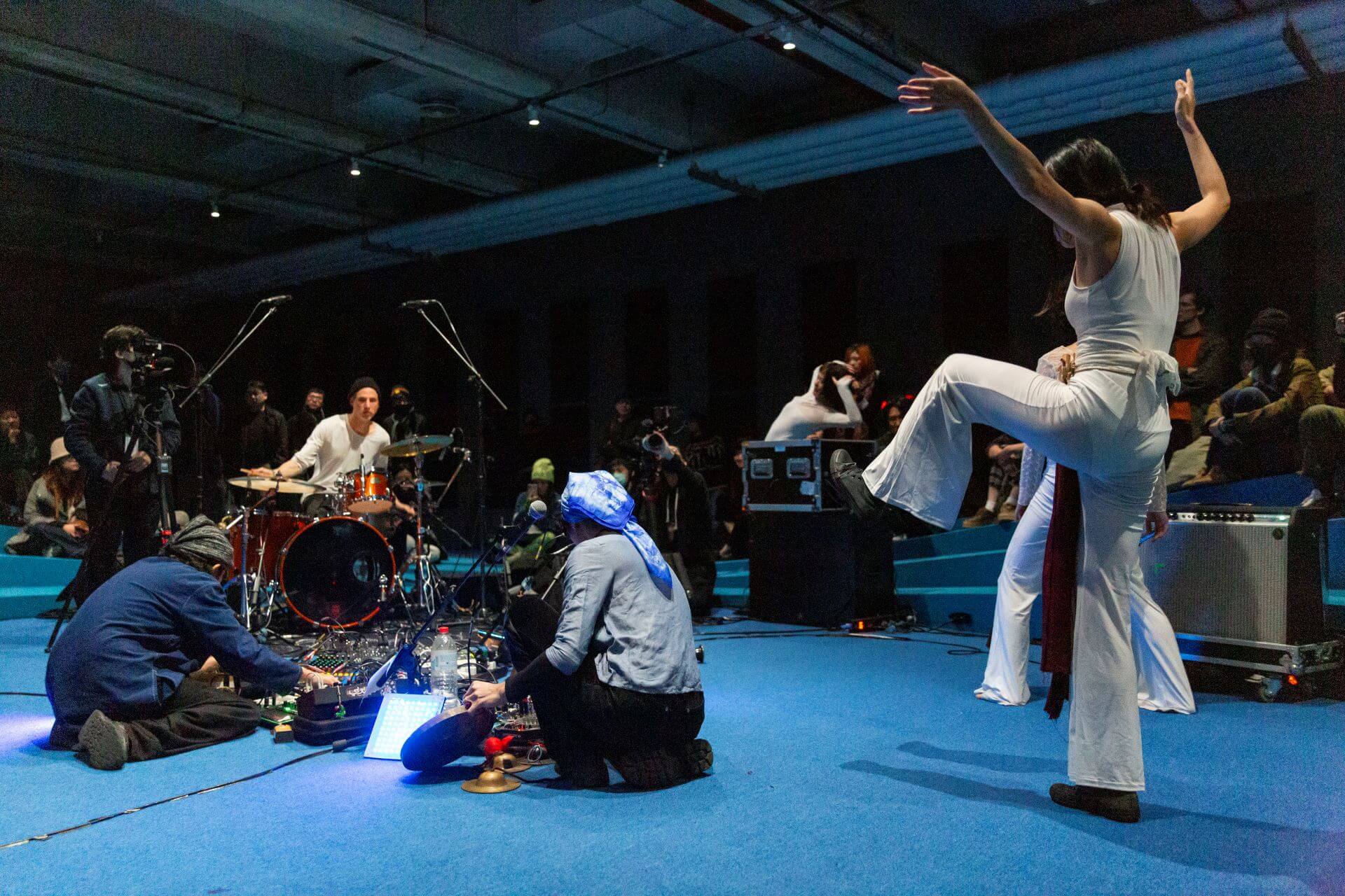 「2023台北雙年展：小世界」，「吸膠少年」於Music Room舉辦《音樂無國界》活動現場。（臺北市立美術館提供）