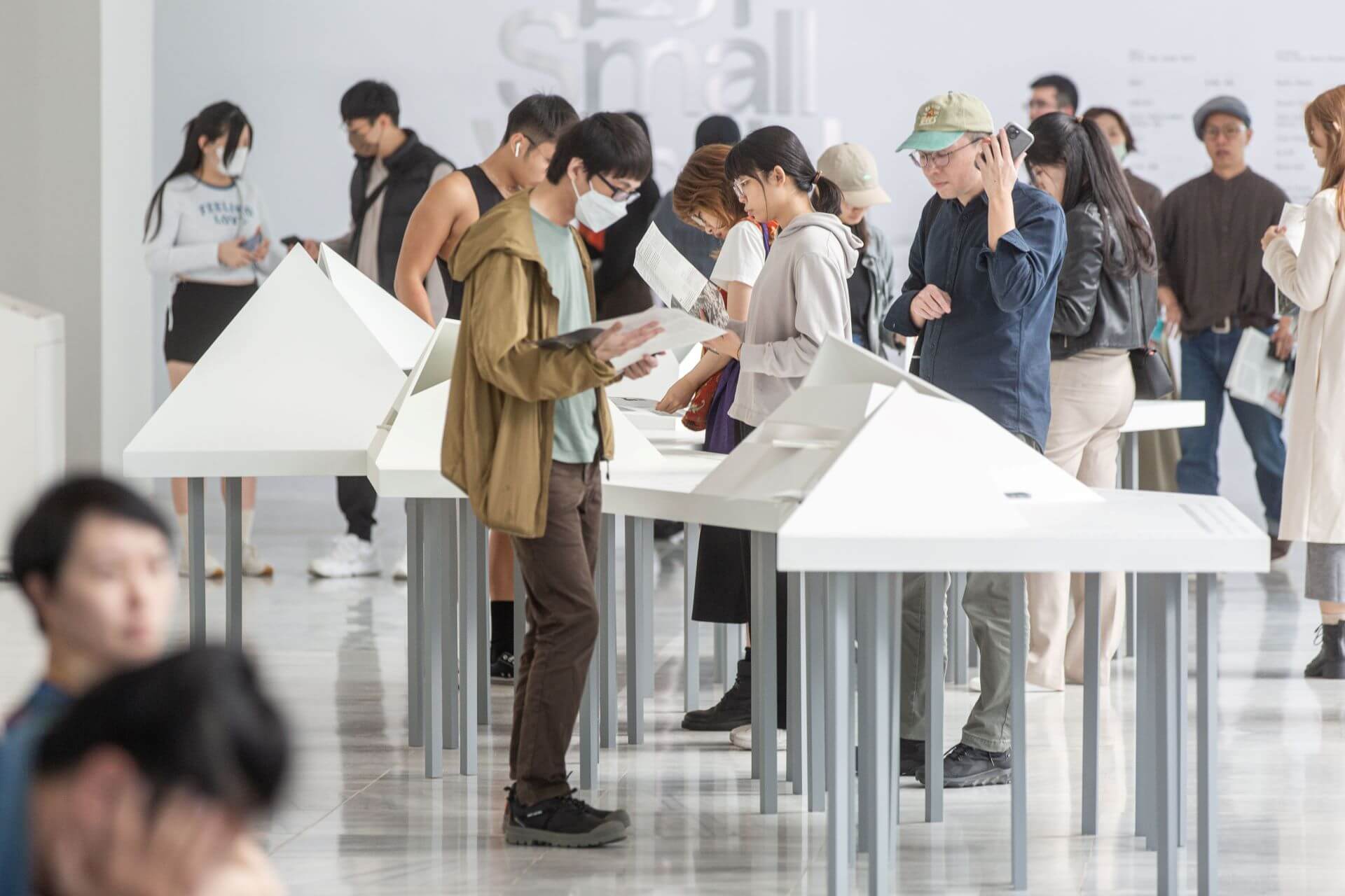 「2023台北雙年展：小世界」，害喜影音綜藝《練習一下：我們在講什麼？你們在想什麼？他們在做什麼？》，2023，語音導覽，時間長度不一。（臺北市立美術館提供，2023台北雙年展委託製作）