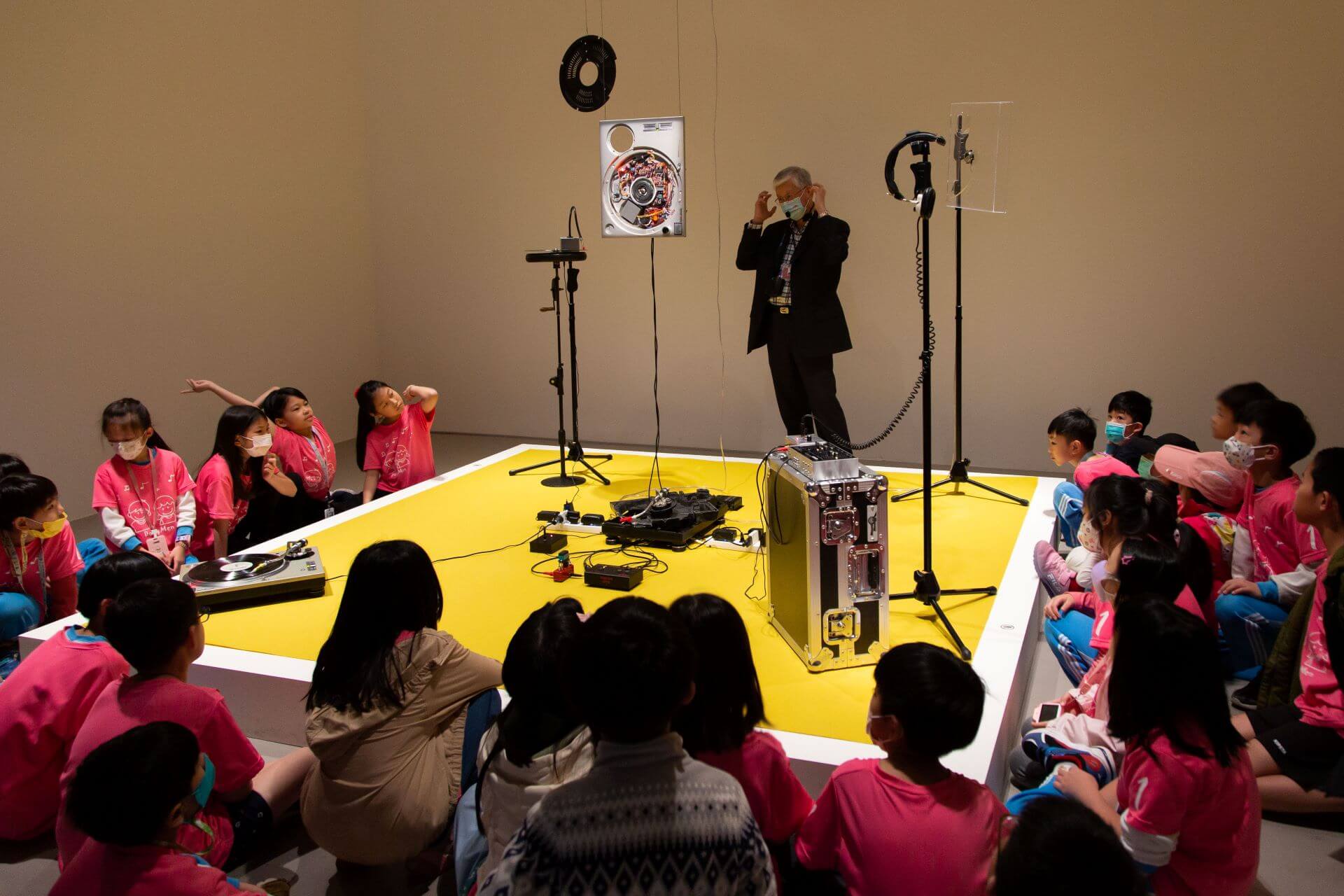 「2023台北雙年展：小世界」辦理「育藝深遠 — 藝術欣賞啟蒙方案」校園團體導覽活動。（臺北市立美術館提供）