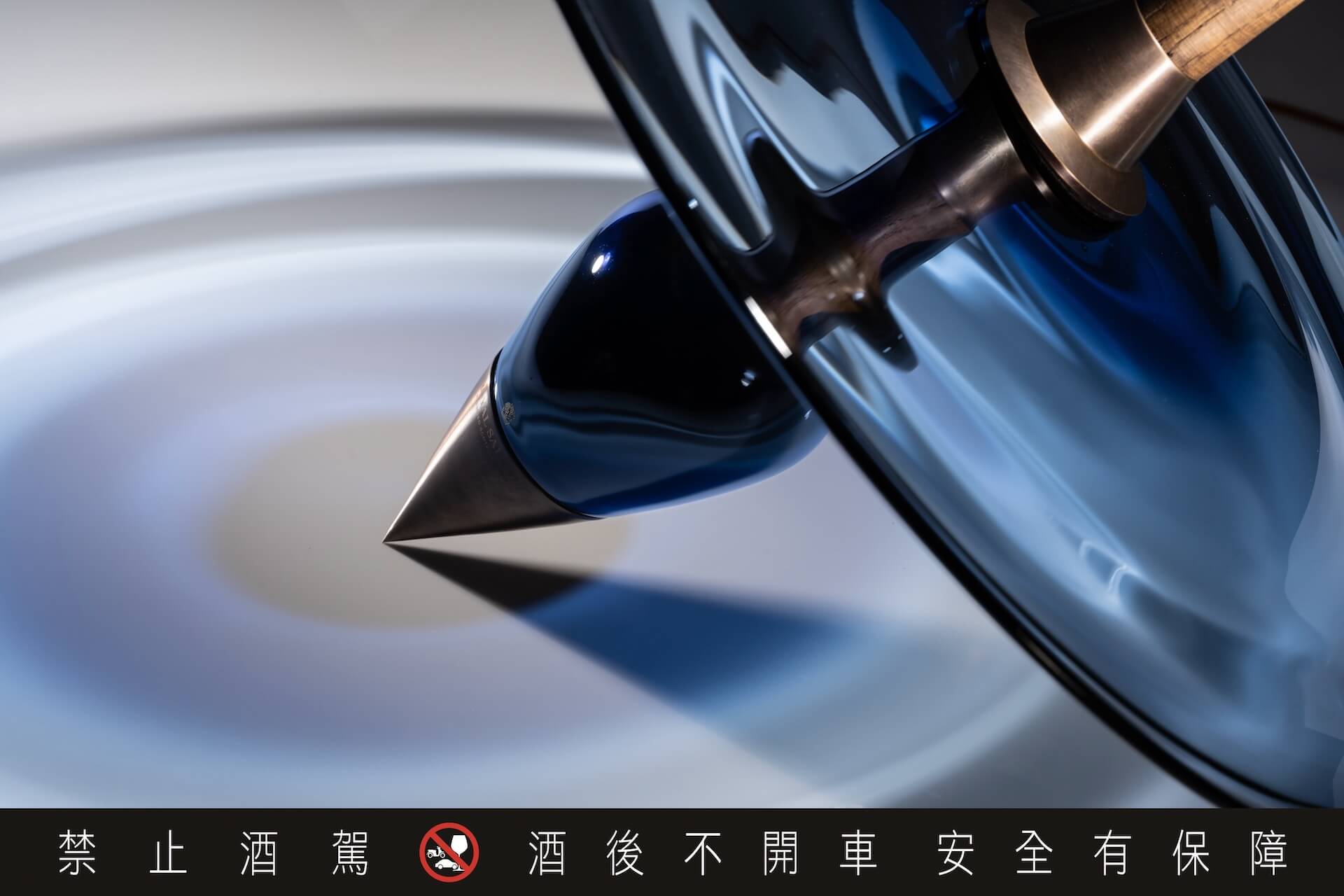 湛藍的星光圓盤如銀河般乘載著時光推移的力量，尖端的軸心從酒瓶頂端延伸穿過圓盤，彷彿以一種超越想像的速度穿梭於宇宙。（皇家禮炮提供）