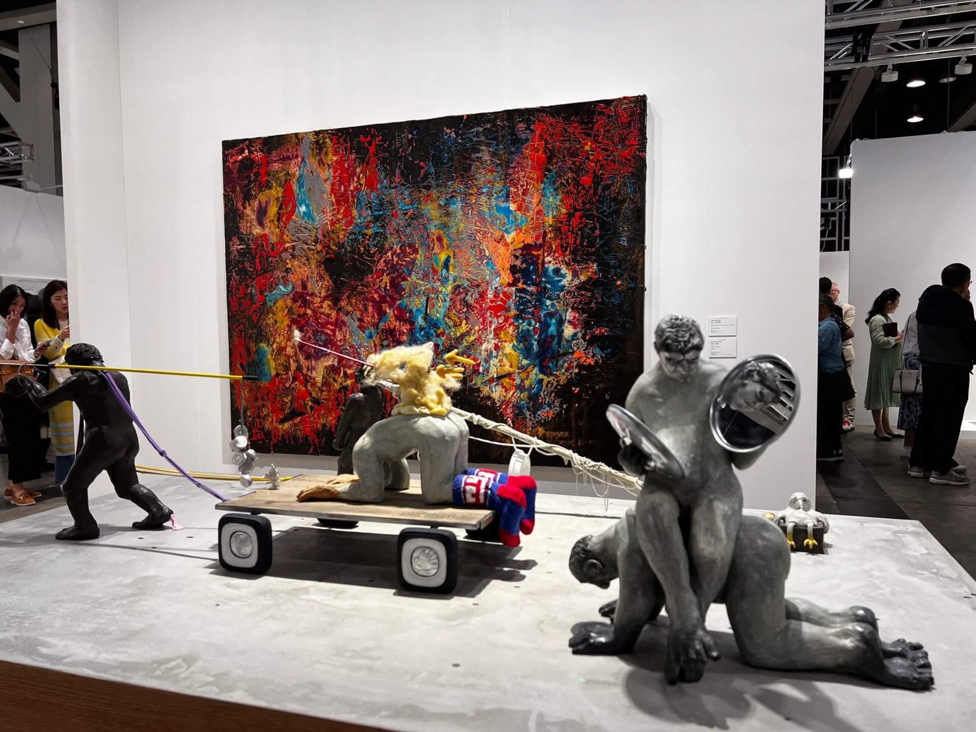展現了與畫廊數十年合作的歷史大師作品與當代藝術先聲的結合，豪瑟沃斯畫廊展位一隅。（本刊資料室）