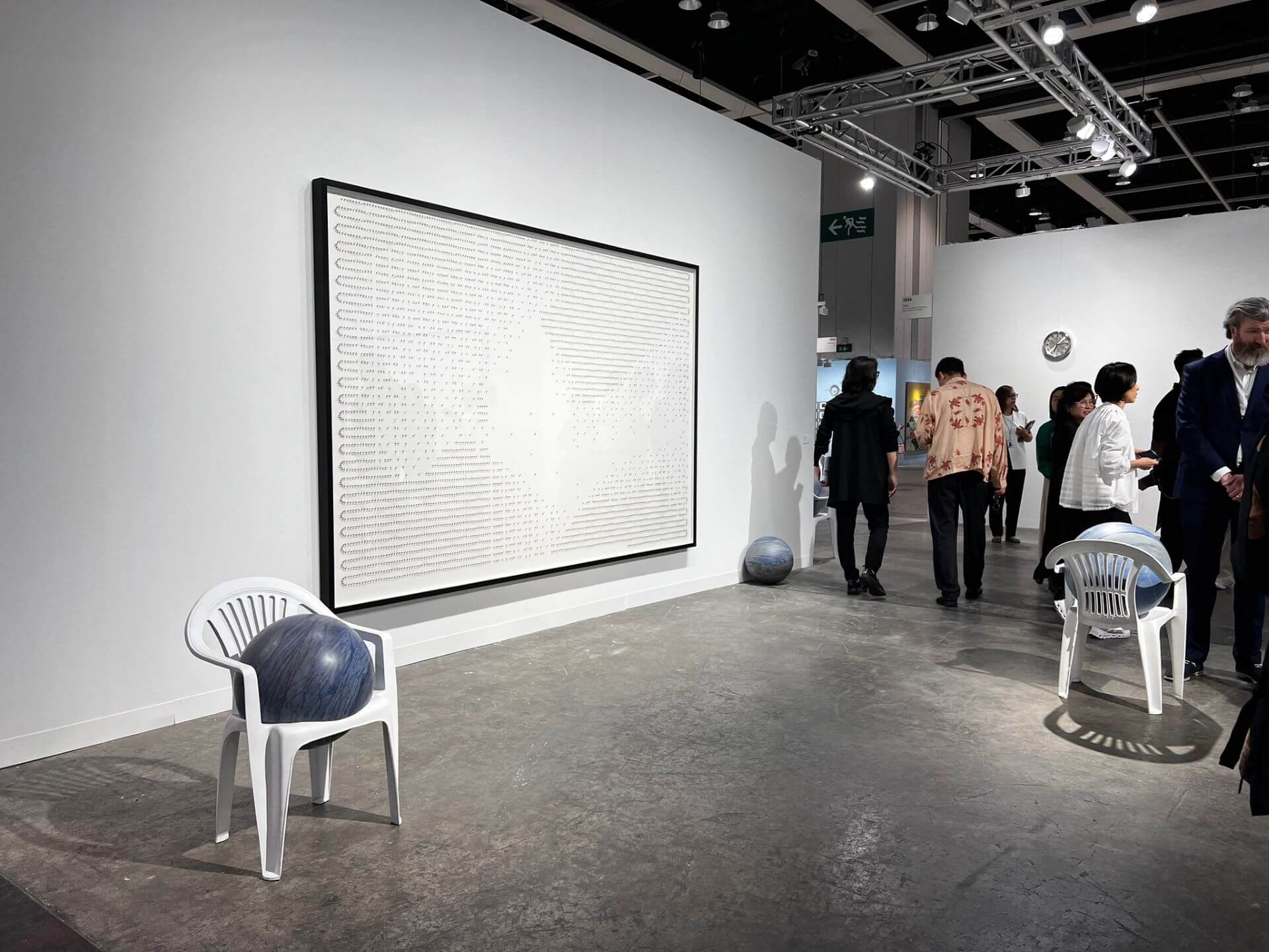，展覽首日以阿麗佳．柯維德（Alicja Kwade）的沉浸式個展拉開序幕，佩斯畫廊展位一隅。（本刊資料室）