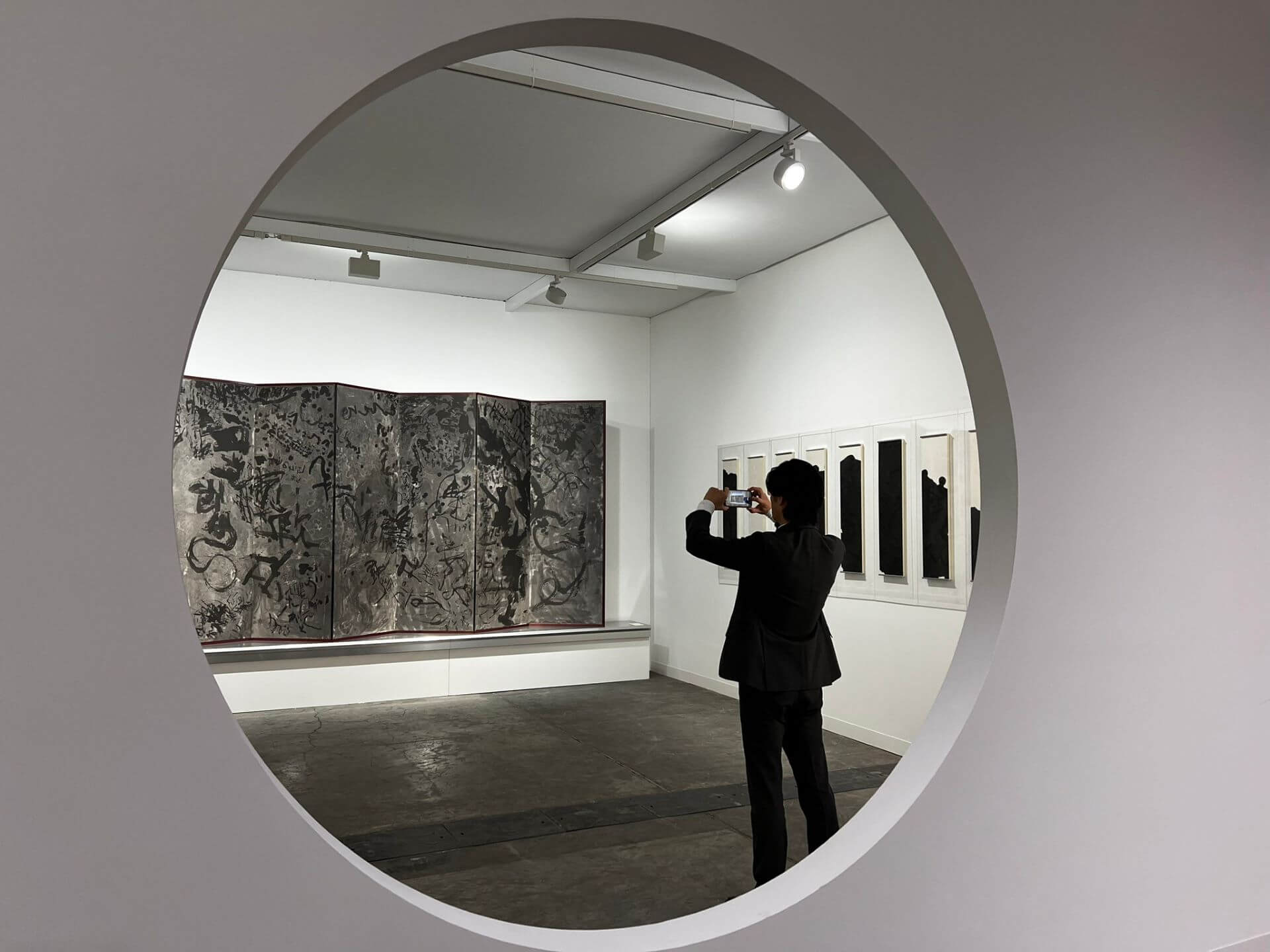 思文閣此次推出戰後書法改革第二代石川九楊的個展。思文閣展位一隅。（本刊資料室）
