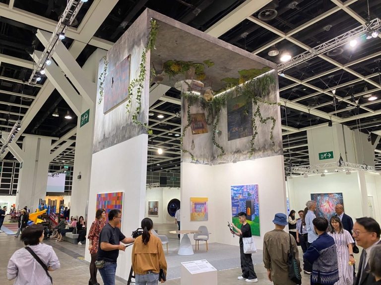 ABHK 2024香港巴塞爾藝術展首日印象： 國際畫廊精銳盡出，吸引重要藏家流連