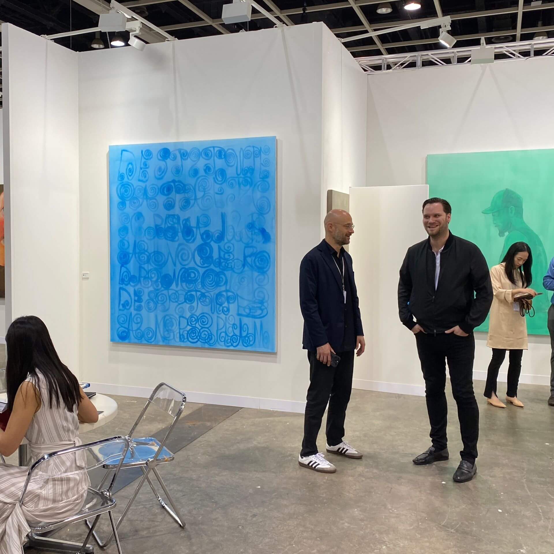 在非具象的繪畫中，許鶴溪以線條螺旋畫法，將繪畫線條轉化爲字母書寫般的drawing。馬凌畫廊展位一隅。（本刊資料室）
