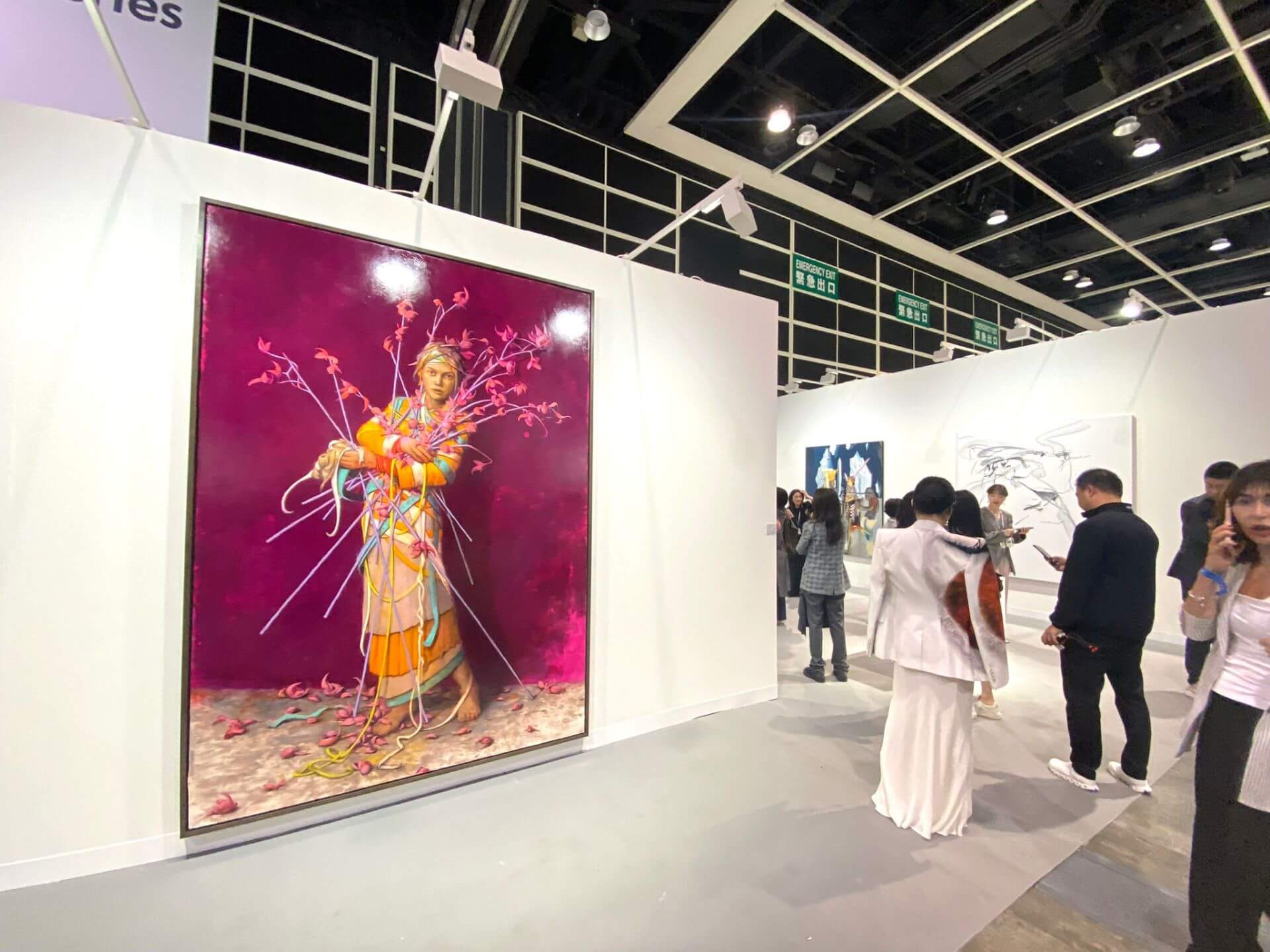 當代唐人藝術中心展出德國藝術家喬納斯．伯格特（Jonas Burgert）戲劇性十足的人物全身肖像。當代唐人藝術中心展位一隅。（本刊資料室）