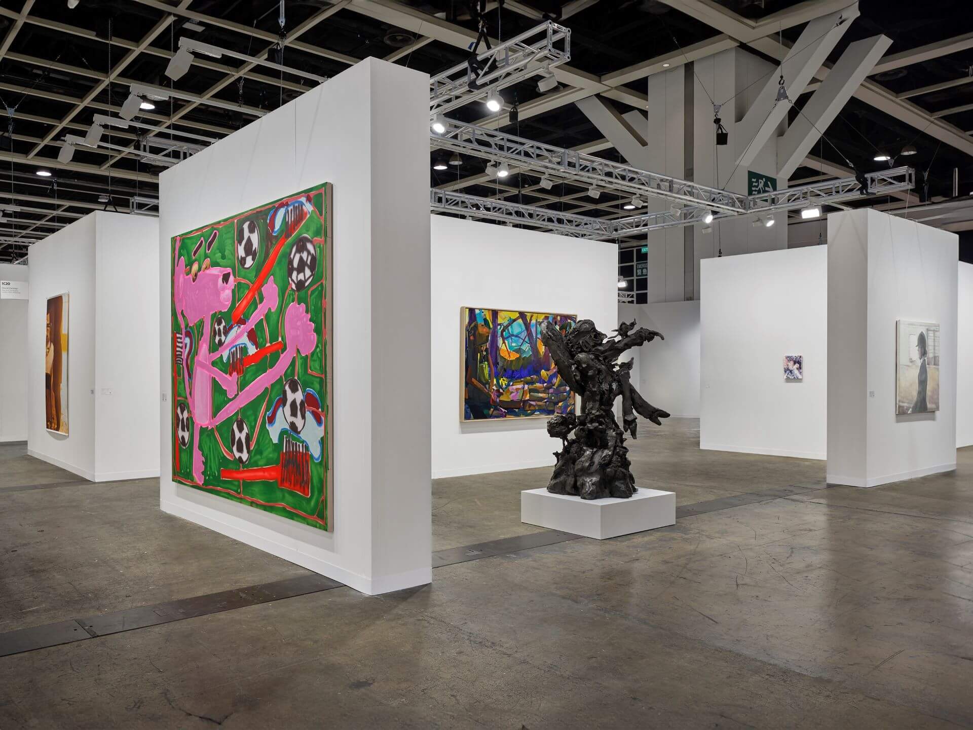 卓納畫廊展位呈現凱瑟琳．伯恩哈特（Katherine Bernhardt）巨幅的粉紅豹在展位外牆格外醒目。卓納畫廊展位一隅。（卓納畫廊提供）