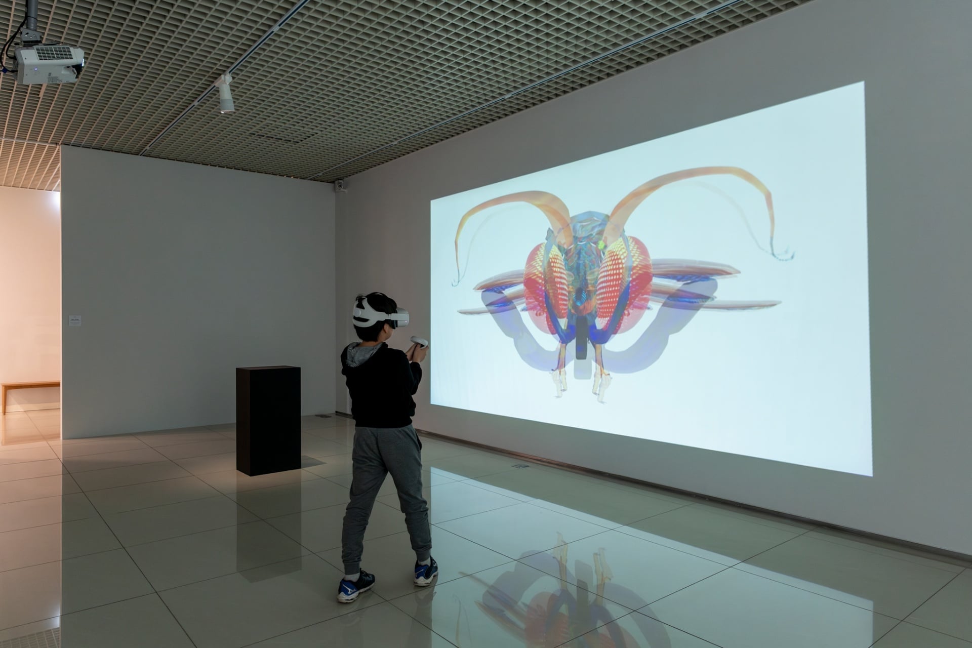 段沐，《蝴蝶夢：物化機器》，虛擬實境、Unity遊戲引擎、3D電腦動畫，2021。（嘉義市立美術館提供，攝影｜吳欣穎）