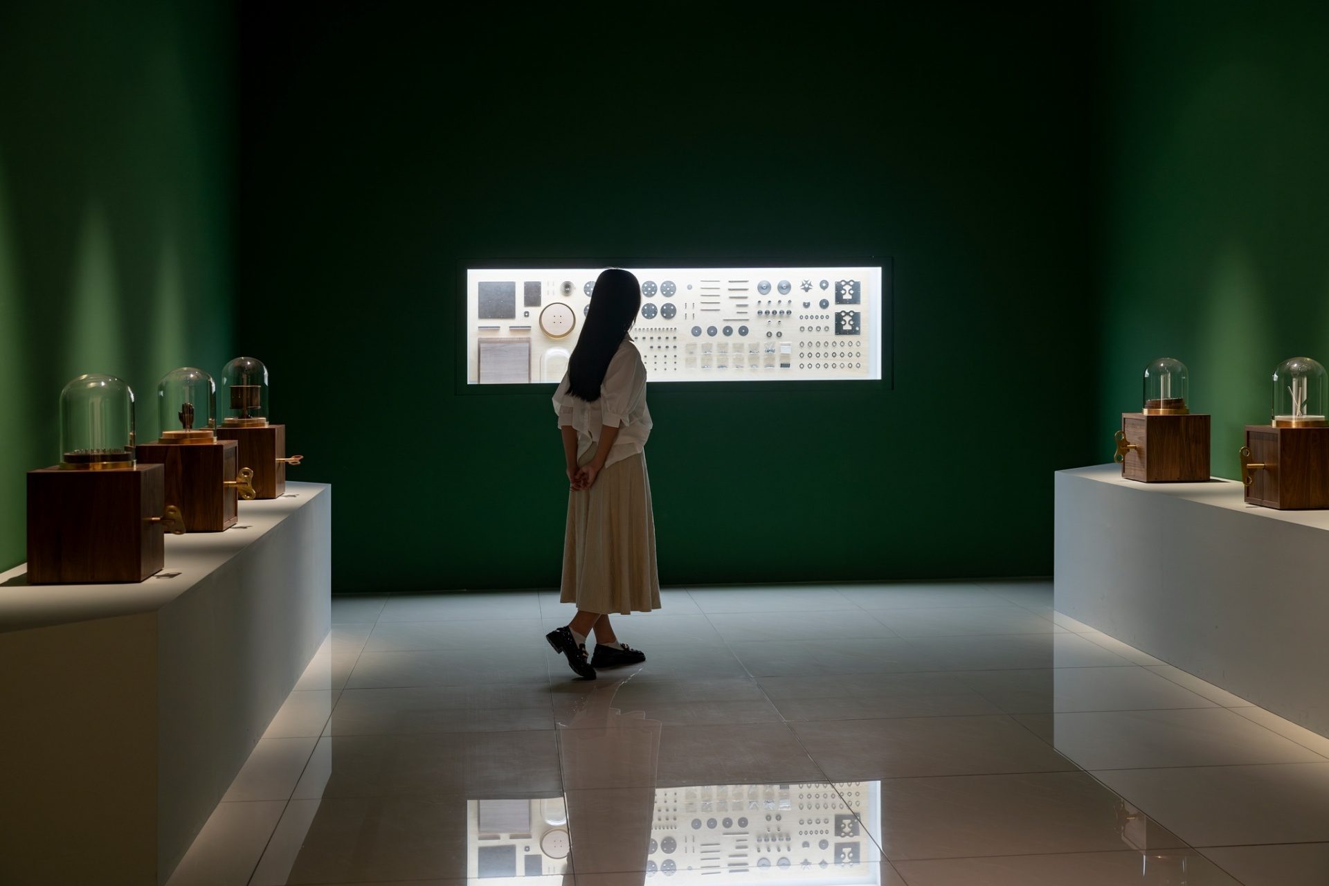 一樓「線縷游」子題展出邱昭財的「發條時間」系列作品。（嘉義市立美術館提供，攝影｜吳欣穎）