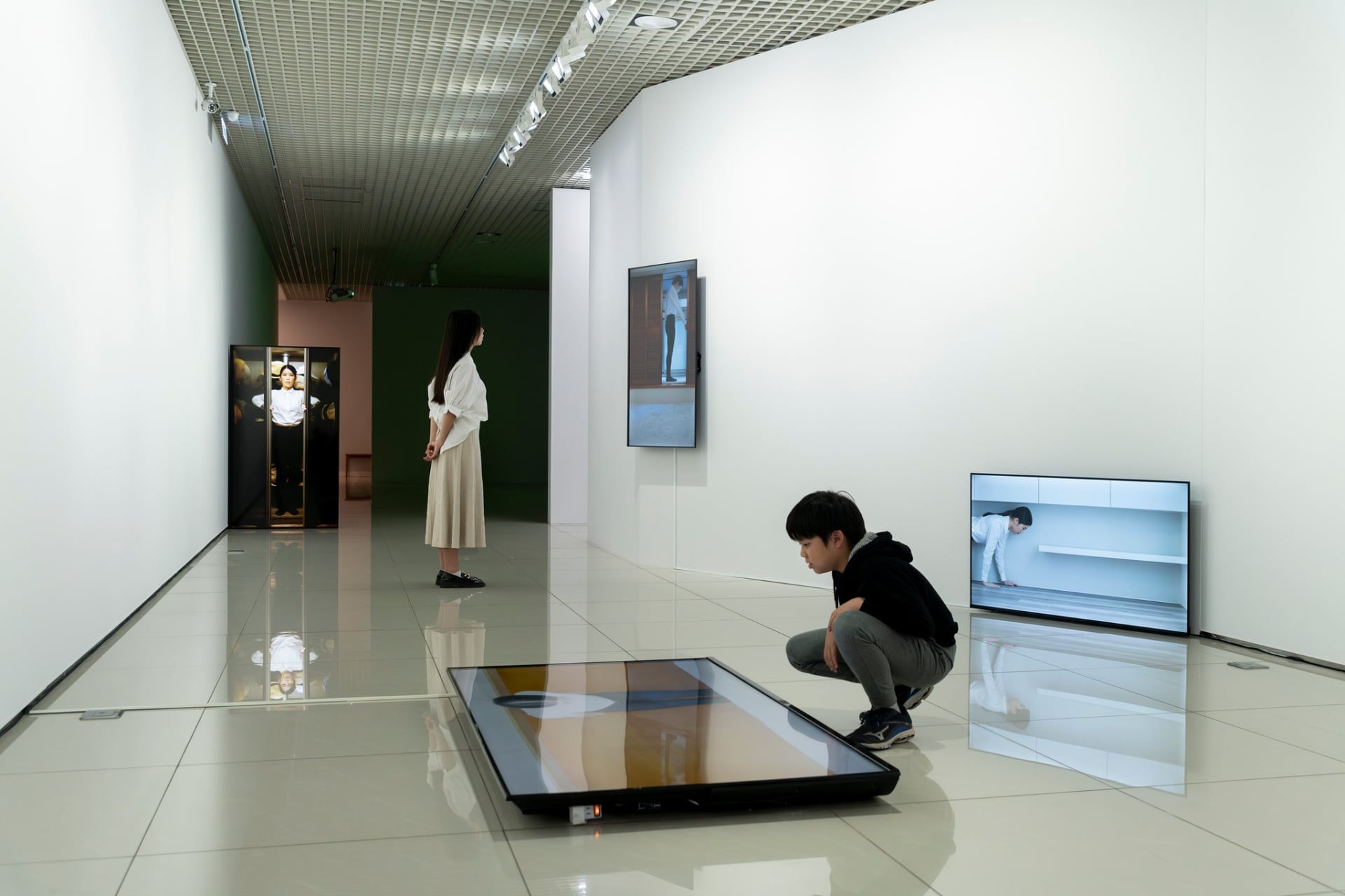三樓的「懸置錄」子題，展出何采柔的錄像裝置《 Vera × Diary》。（嘉義市立美術館提供，攝影｜吳欣穎）
