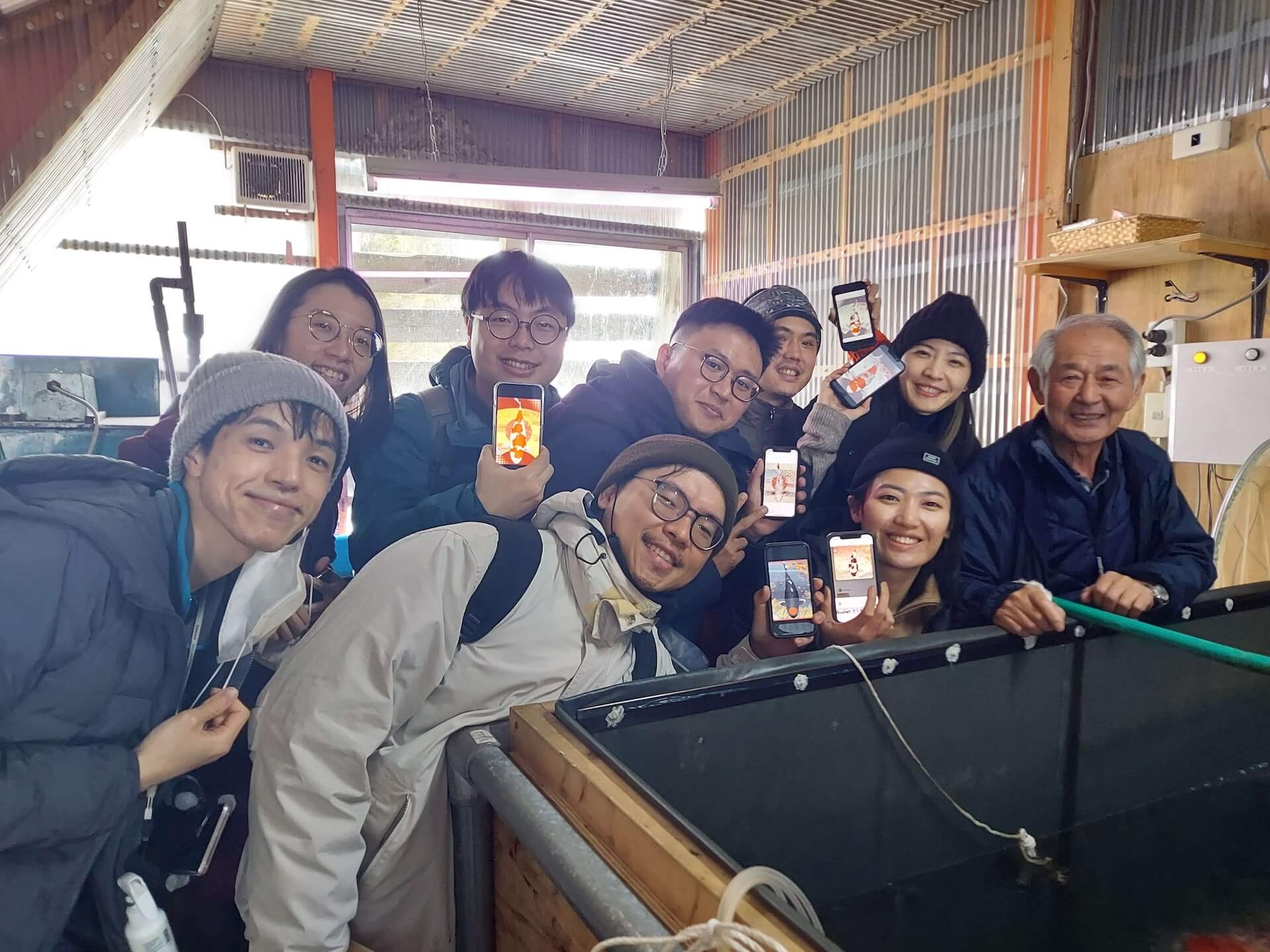 台灣小隊的成員們拿出手機內的錦鯉NFT合照。（取自Nishikihoi NFT Discord）