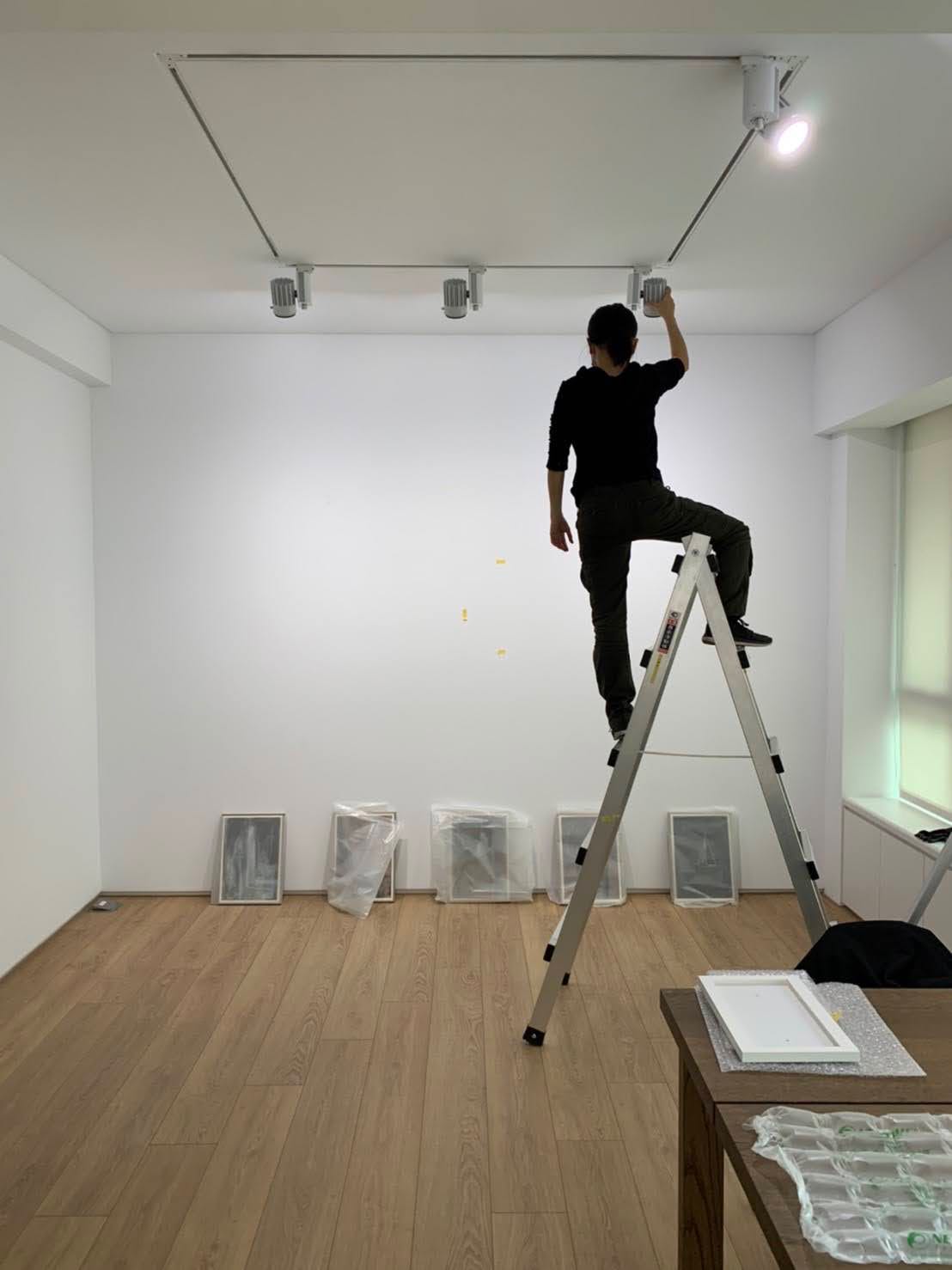 小個兒認為「佈展」工作本身就是相互協作的工作模式，獨自工作反而更危險。圖為展覽技師小個兒於展覽現場工作。（小個兒提供）