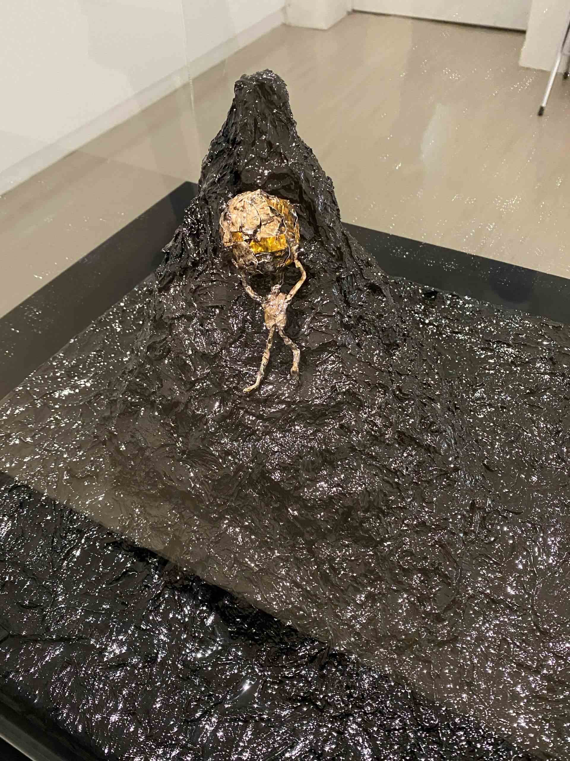 石晉華《薛西弗斯》油彩、錫管、無酸蜂巢板、畫布 ，藝術家自藏。（攝影／顏子軒）