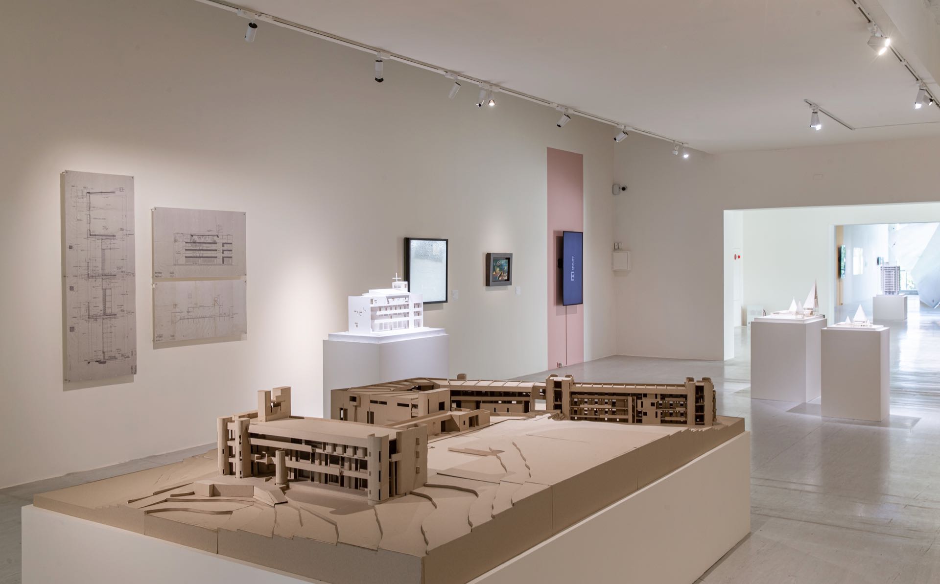 「摩登生活：臺灣建築1949–1983」展覽現場，2024。圖片©臺北市立美術館。