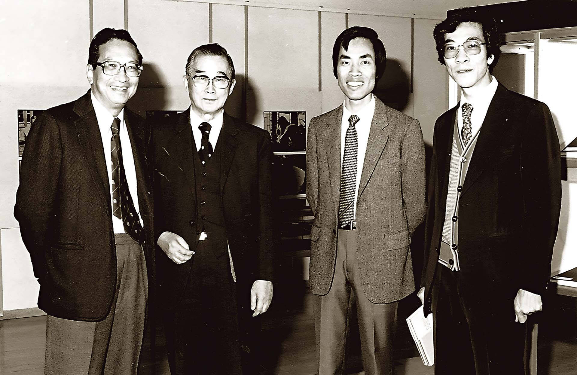 左起：利榮森博士、考古學家鄭德坤、中大文物館前館長林業強及屈志仁，1982年攝於文物館。