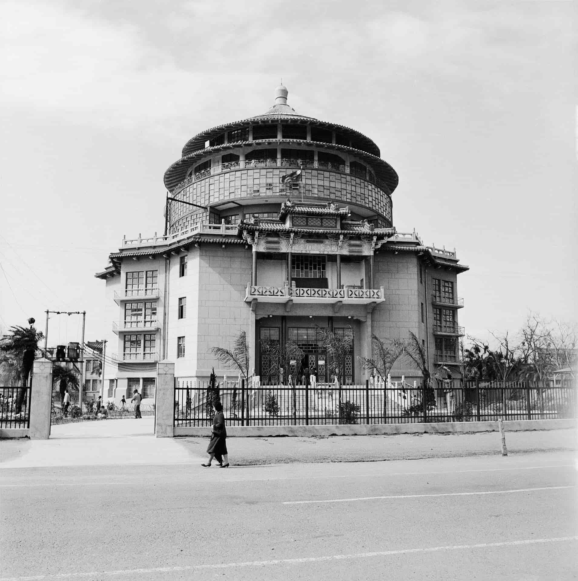 前國立臺灣科學館（1959，今國立臺灣工藝研究發展中心—臺北當代工藝設計分館），盧毓駿設計。圖片©農業部，1961。