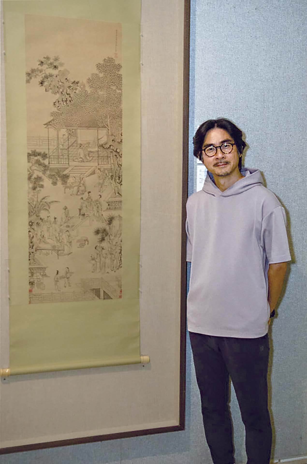 中大藝術系校友、香港導演黃修平與尤求〈西園雅集圖〉留影。