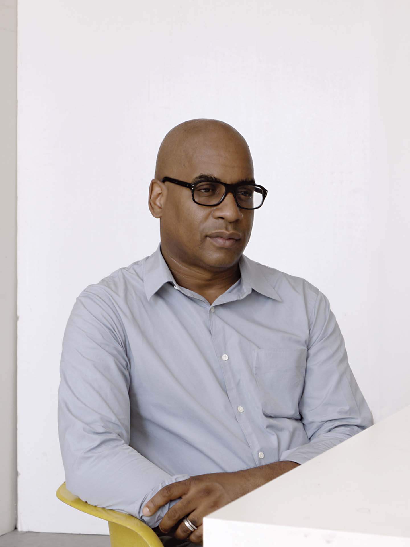 藝術家格倫．里根。（攝影／Paul Mpagi Sepuya，© Glenn Ligon; Courtesy of the artist）