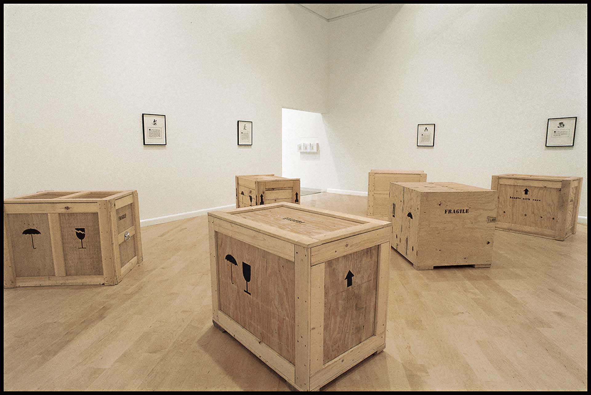 格蘭．里根，《Untitled》（To Disembark） ，Nine wood crates with synthetic polymer, acrylic paint, and nine audio recordings，79.4×9…