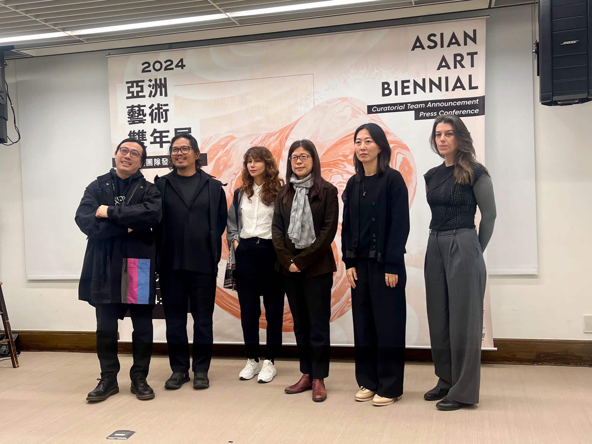 本屆亞雙展將延續上屆以國際策展團隊為核心的模式，由臺灣獨立策展人方彥翔為召集人。照片左起為策展人方彥翔、墨夫‧艾斯賓納、安妮‧戴維狄安、國美館館長陳貺怡、金海主、艾斯莉‧西文。（本刊資料室）