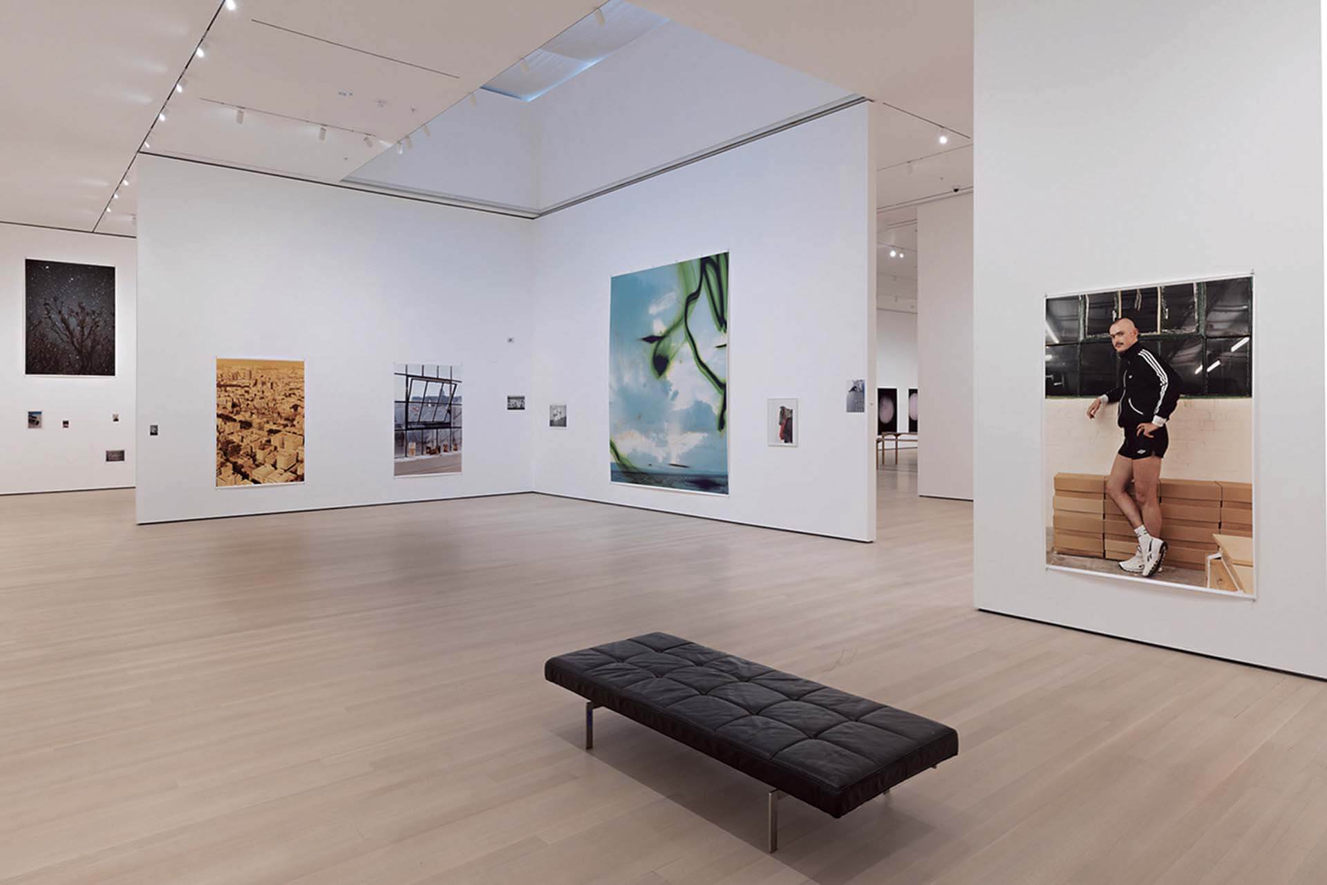 沃爾夫岡．提爾曼斯回顧展「無謂地看」展覽現場。© 2022 The Museum of Modern Art, New York. Photo by Emile Askey.