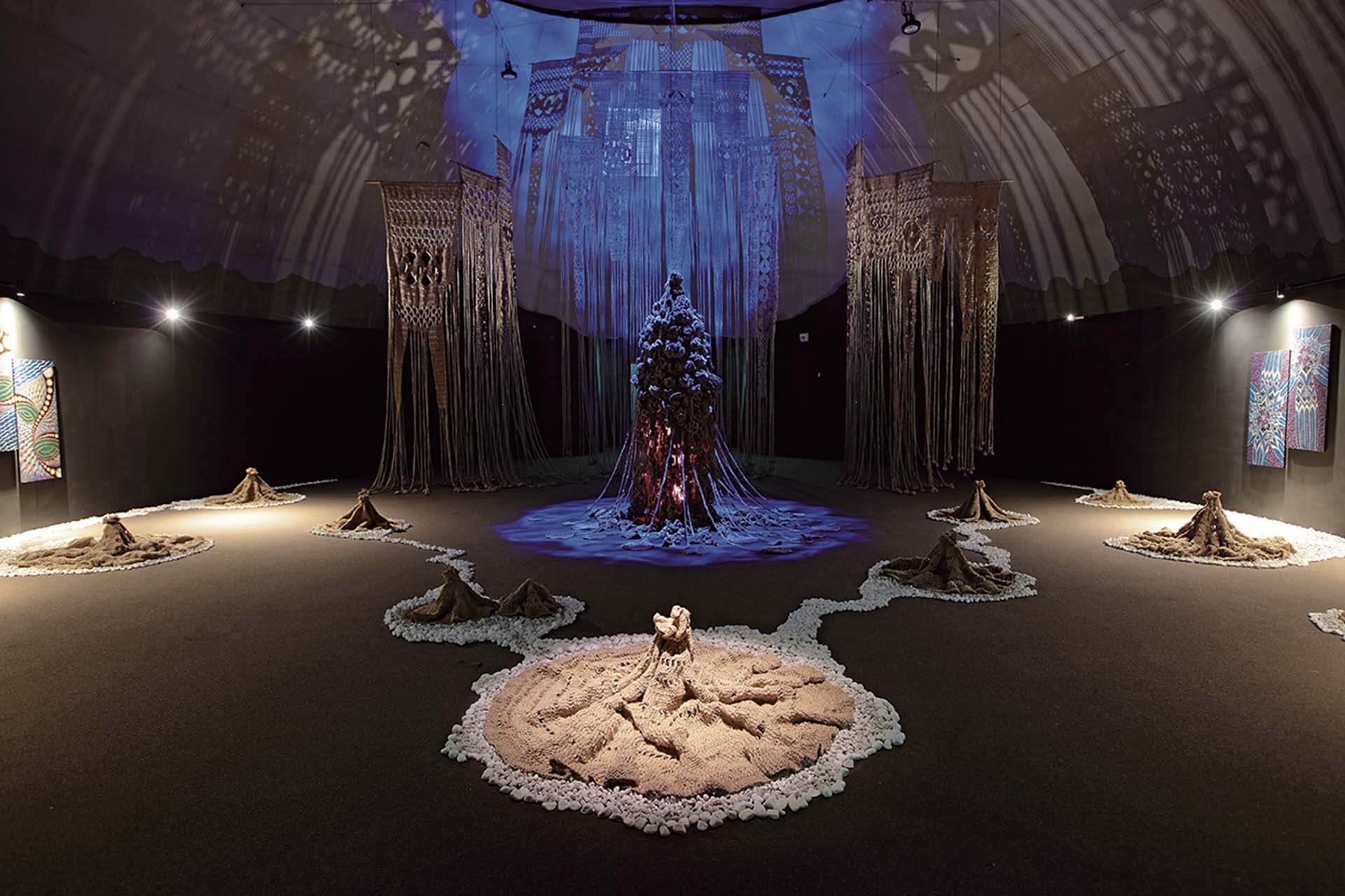 米類.瑪法琉作品《Dalan(路)》於2023年「溯源RamiS—TIAAT臺灣國際南島藝術三年展」現場。(攝影 /經典攝影工作坊)