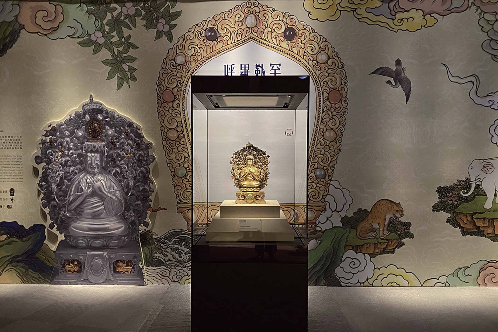 2020年故宮南院舉辦「呼畢勒罕—清代活佛文物大展」，以清代純金宗喀巴造像作為主視覺。（攝影／朱佑霖）