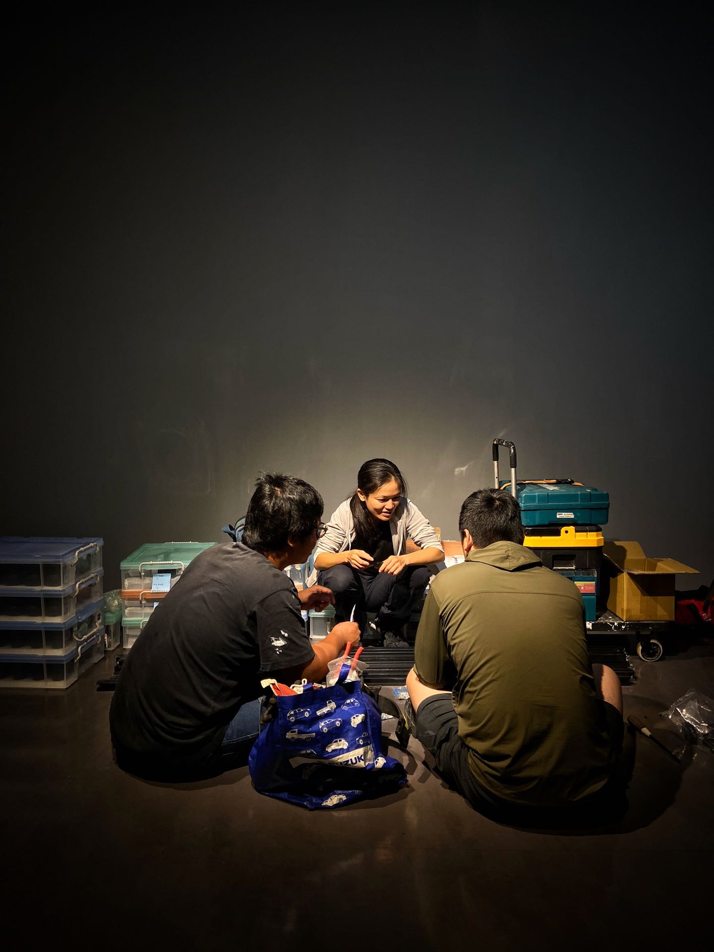 展覽技師小個兒於展覽現場討論佈展工作。（小個兒提供）