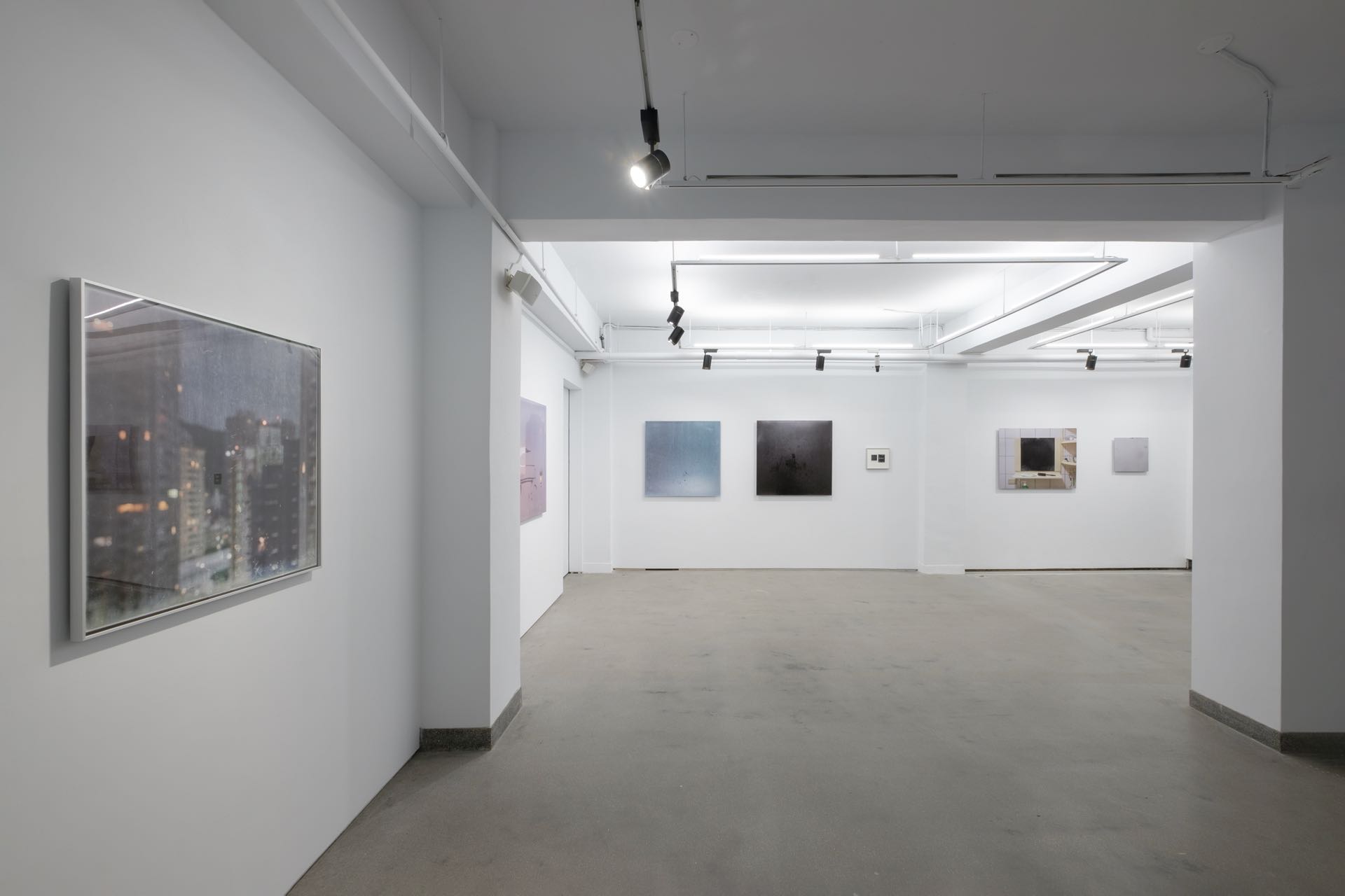 阿嵐表示她處理的光線會比較重視一個人進去展覽空間後整個身體的感知狀態。圖為藝術家王仲平「平面的深度」於展場Node94的現場圖。（王仲平提供）