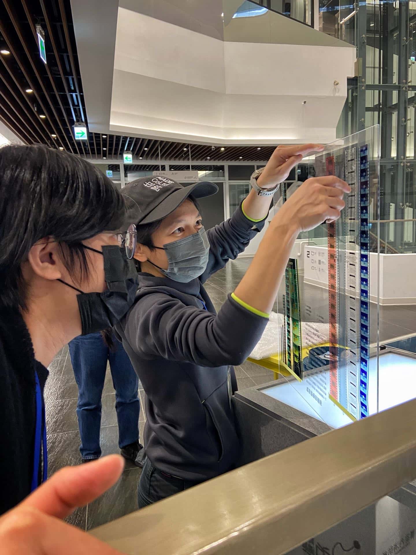 展覽技師小個兒於展覽現場工作。（小個兒提供）