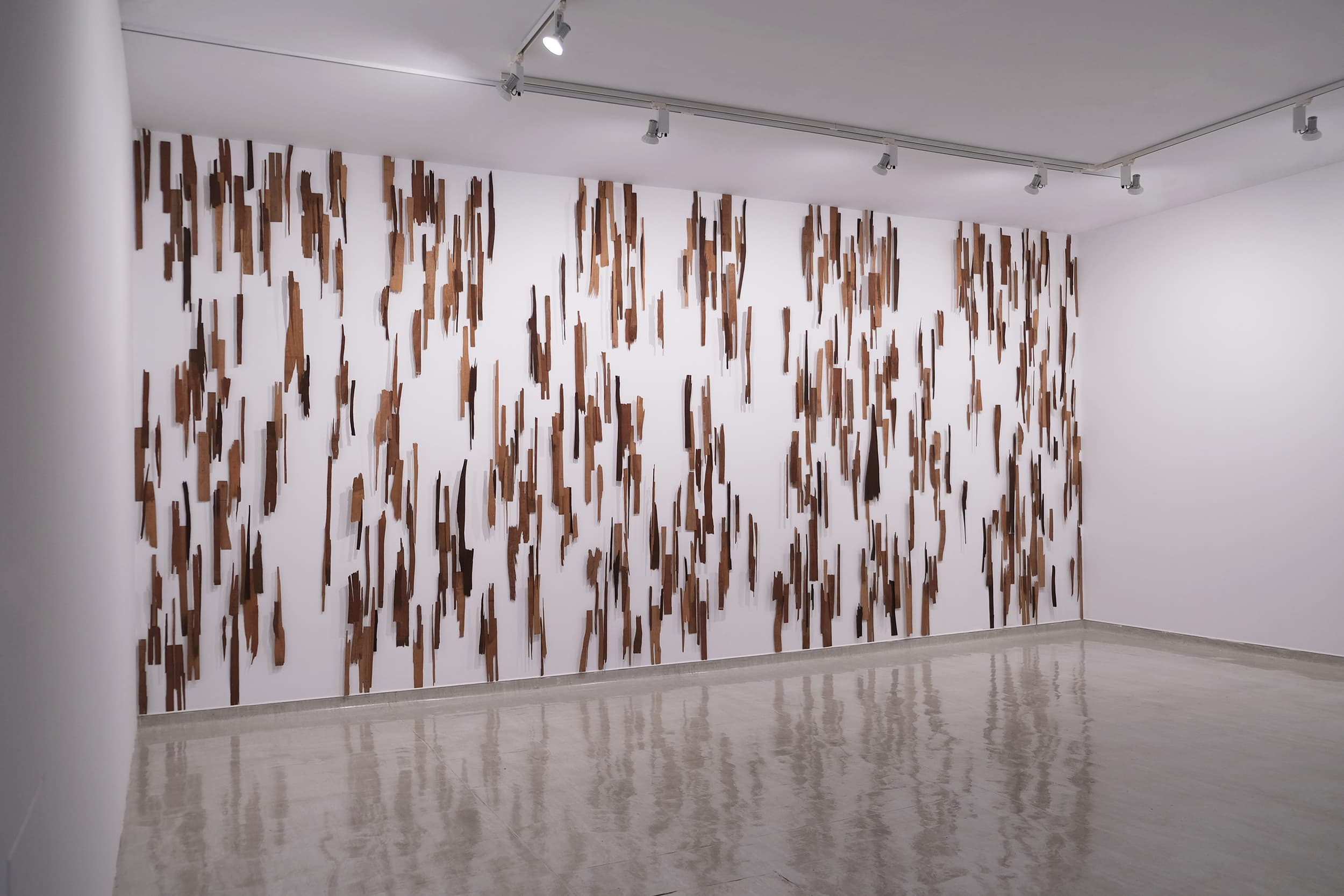 陳松志的空間裝置藝術創作實踐，在2012年大型裝置作品《微弱的美感》來到了第一個美學上的里程碑，也就是「空間標本」的觀念。圖為《微弱的美感》於國立台灣美術館展場。（伊日藝術計劃提供）