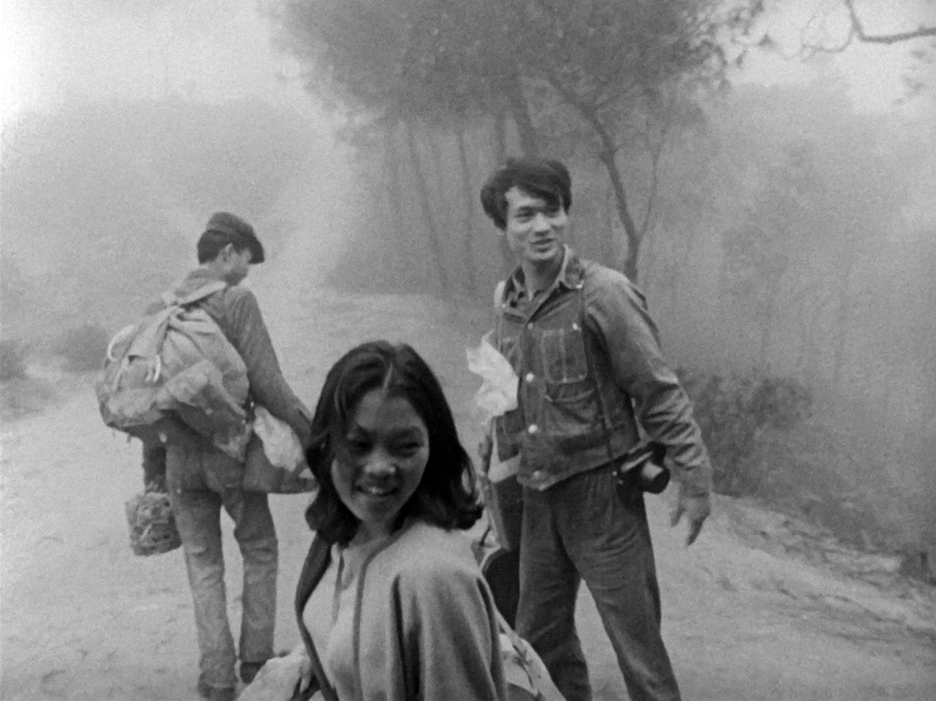 1966年陳耀圻的《上山》，以19分鐘短片記錄當時就讀藝專的黃永松、黃貴蓉和牟敦芾爬五指山的過程，被視為台灣影史首部具現代意義的紀錄片。（TIDF提供）