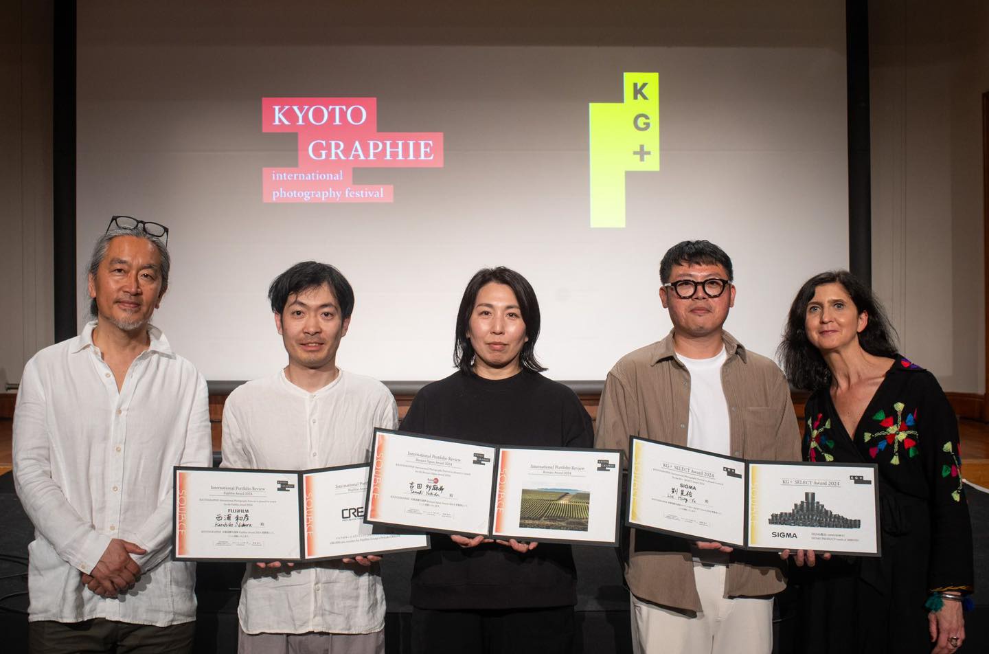 共同創辦主辦人仲西祐介、法國攝影師Lucille Reyboz、KG+SELECT法籍策展人Philippe Bergonzo，SIGMA贊助代表公關總監加藤有美與獲獎者劉星佑合影。（藝術家提供。拍攝者：李家亨）