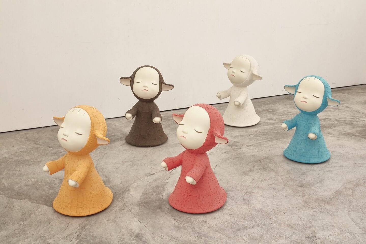 奈良美智《小朝聖者（夢遊娃娃）》，壓克力漆、棉布、玻璃纖維，1999。（富藝斯提供）