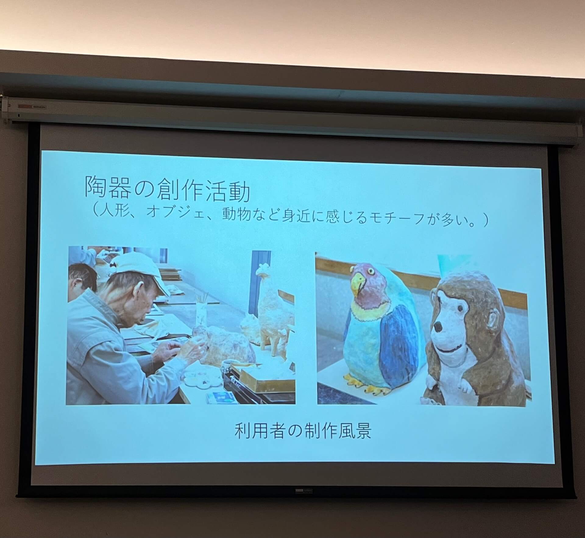 信樂寮入住者們進行陶器創作活動的側拍紀錄。（攝影／蔡昕縈）