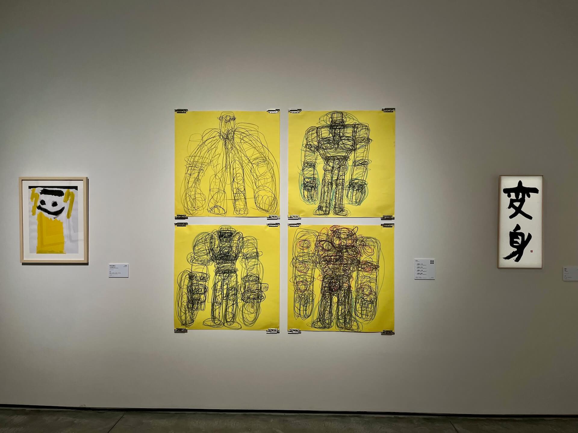 謝秉均以雙手同時作畫完成的「AI機器人」系列作品於南美館「藝術是自由的力量」展覽展出。（攝影／蔡昕縈）