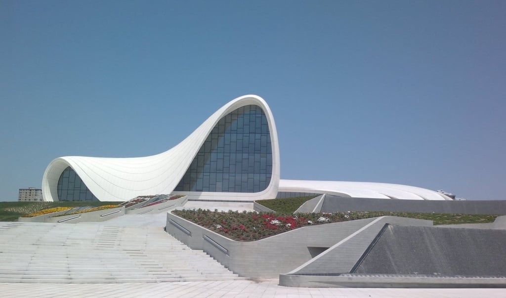 首位獲得普利茲克建築獎的女建築師Zaha Hadid，所設計亞塞拜然「阿利耶夫文化中心」於2012年正式營運。（Public Domain）