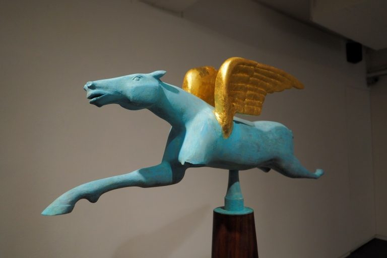 生命的此在──深井隆「稜鏡－時光之藍」個展「天馬」與「椅」無盡的存在意義
