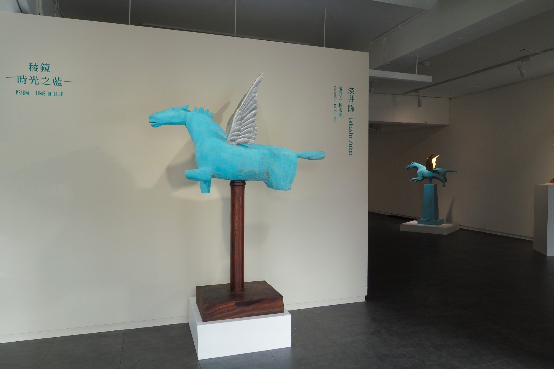 深井隆 (Takashi Fukai) 作品於「稜鏡—時光之藍」展覽現場一景。( 赤粒藝術提供 )
